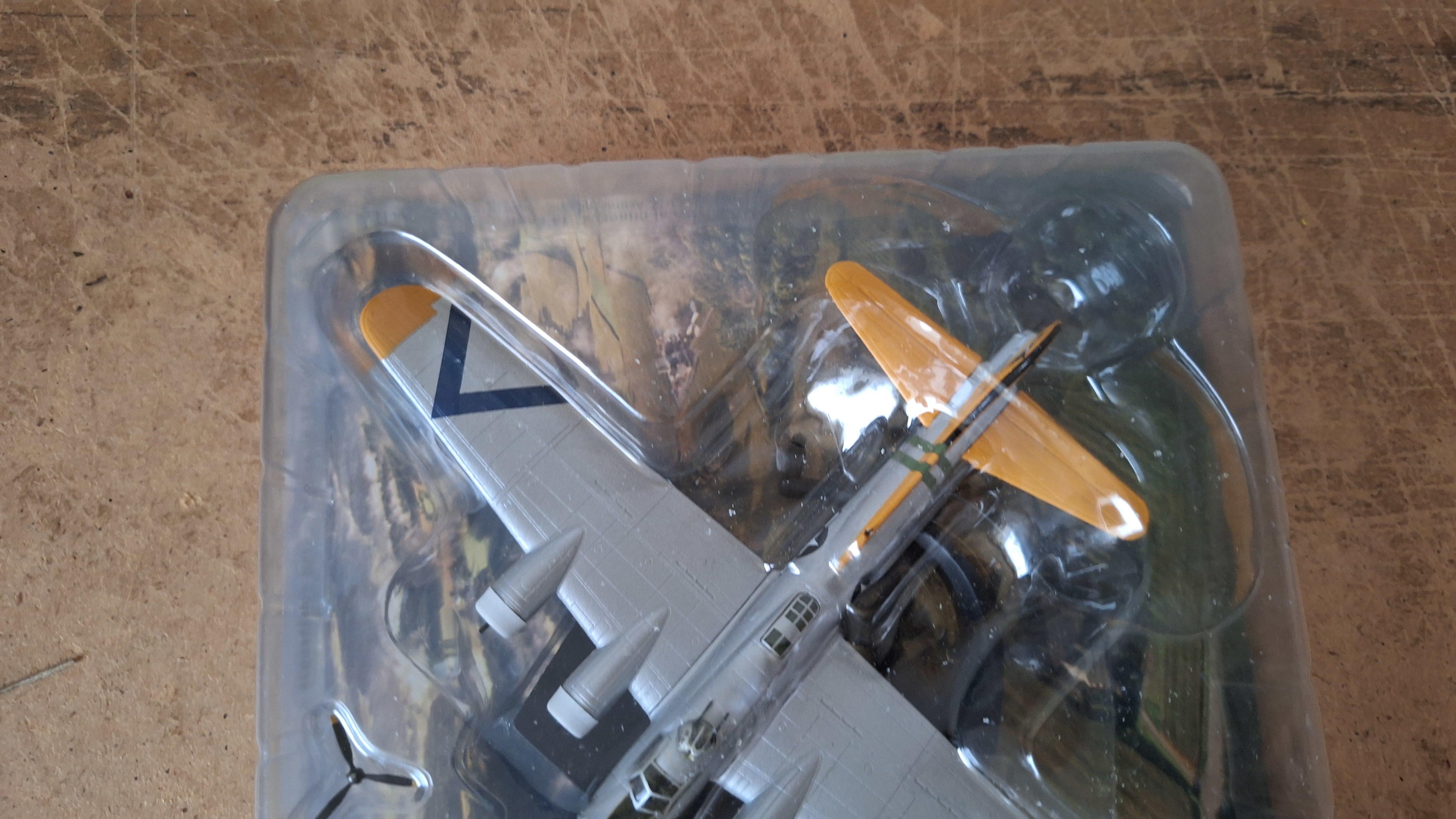 Miniatuurmodel Amerikaans bommenwerpervliegtuig B-17 Flying Fortress in blisterverpakking – foto 2 – kavel bij Goeiendeal