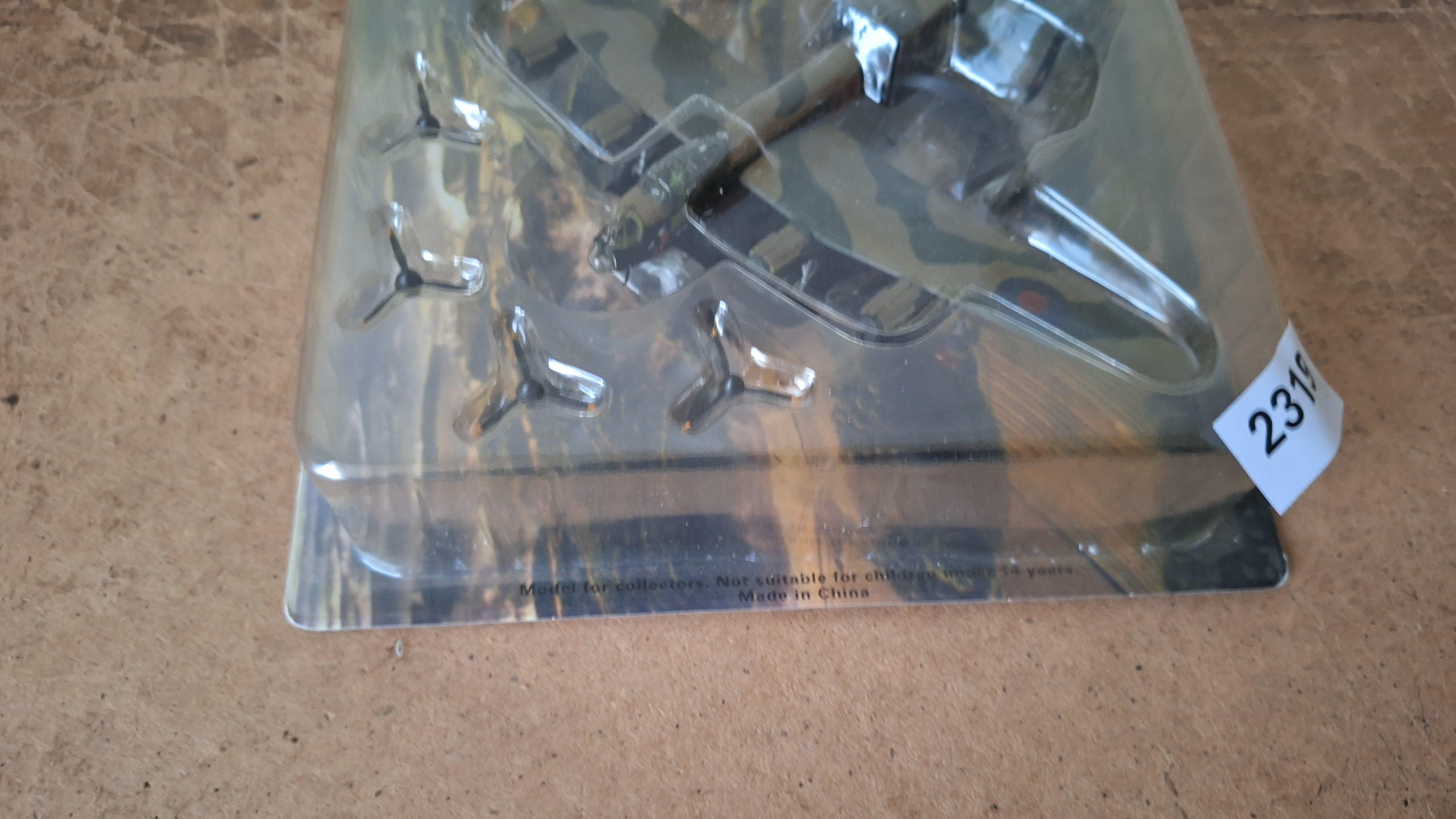 Miniatuurmodel Brits bommenwerpervliegtuig Handley Page Halifax in blisterverpakking – foto 2 – kavel bij Goeiendeal