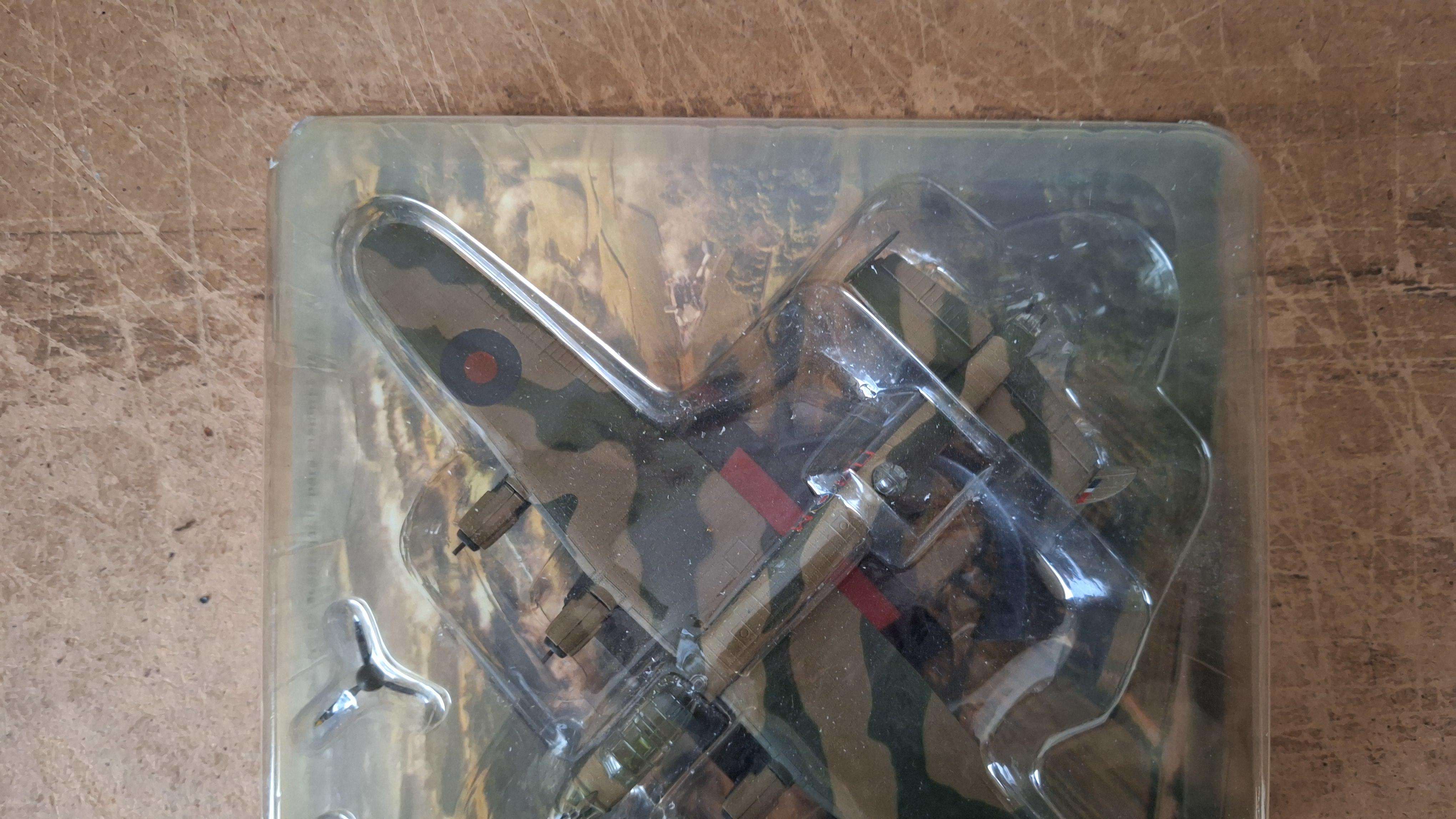 Miniatuurmodel Brits bommenwerpervliegtuig Handley Page Halifax in blisterverpakking – foto 3 – kavel bij Goeiendeal