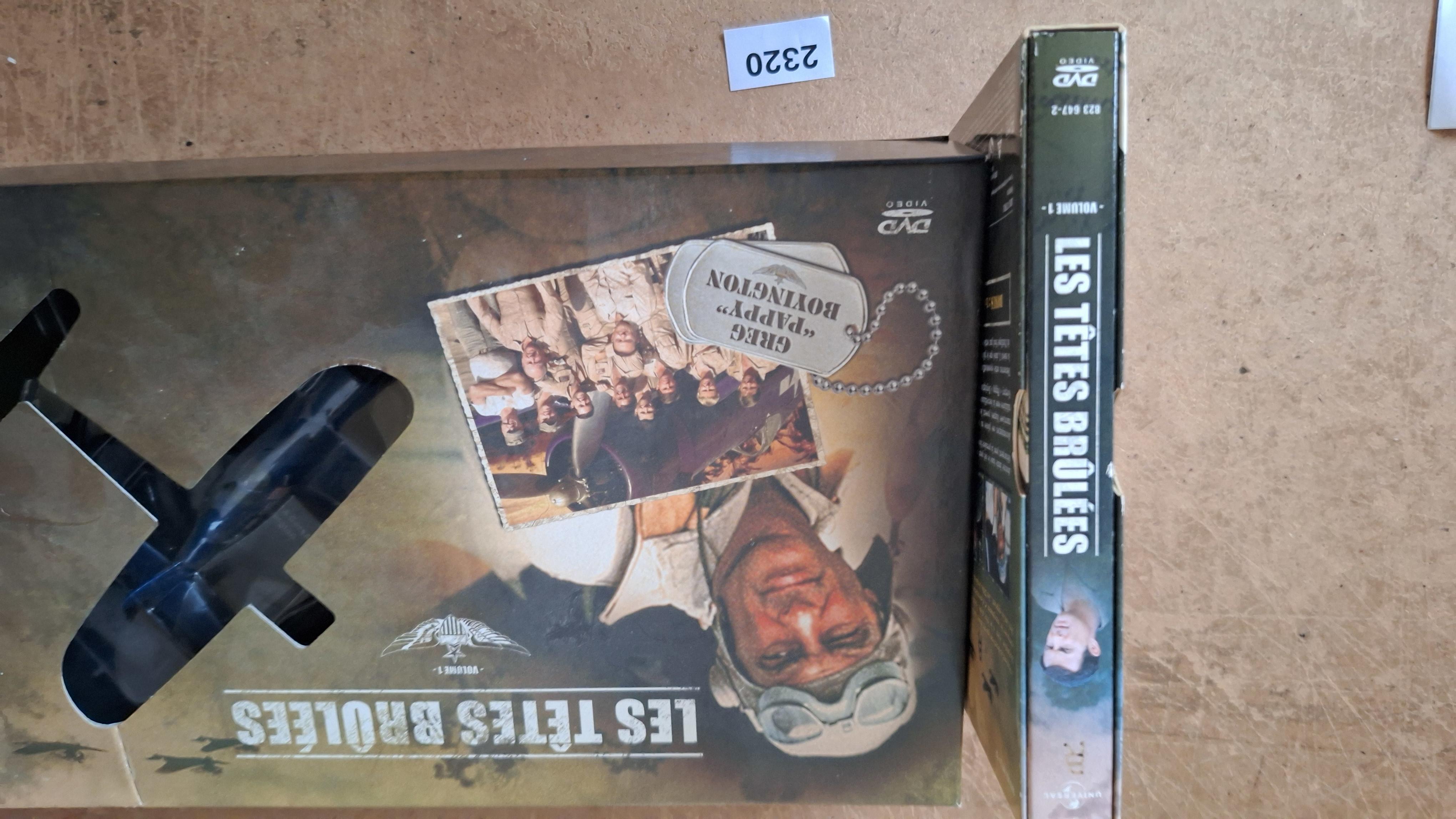 DVD-box Les Têtes Brûlées Volume 1 met miniatuurvliegtuig Corsair – foto 4 – kavel bij Goeiendeal