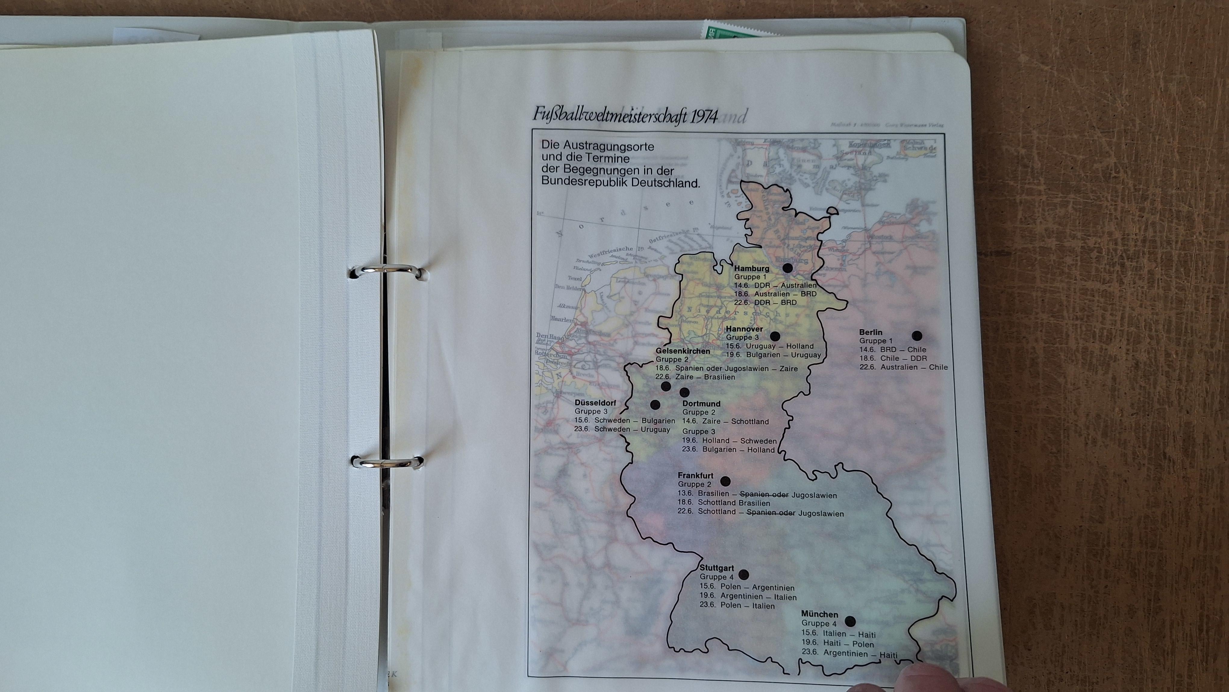 Postzegelalbum, Die Briefmarken für die Fußballweltmeisterschaft 1974 ringband met inhoud – foto 2 – kavel bij Goeiendeal