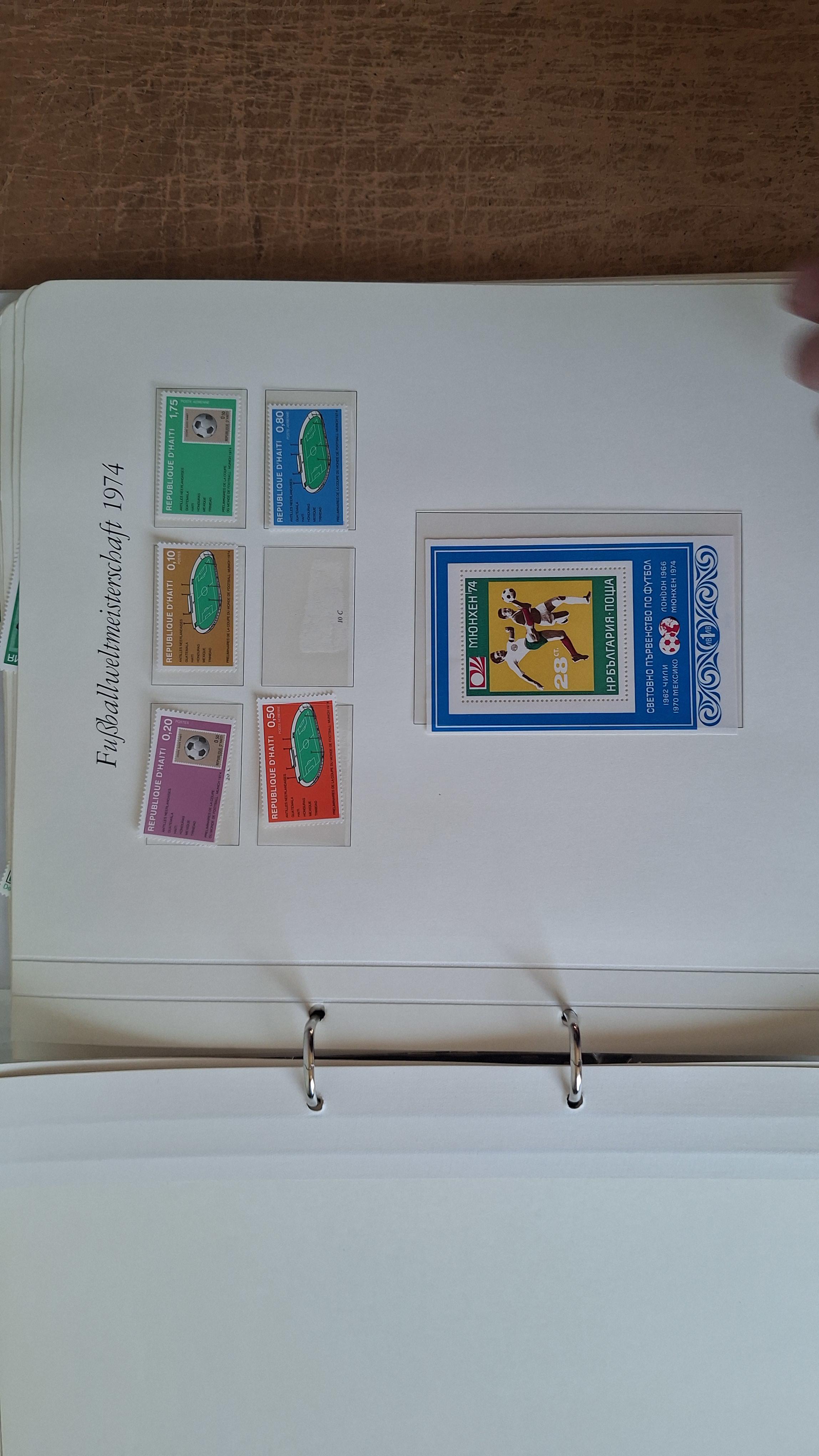 Postzegelalbum, Die Briefmarken für die Fußballweltmeisterschaft 1974 ringband met inhoud – foto 3 – kavel bij Goeiendeal