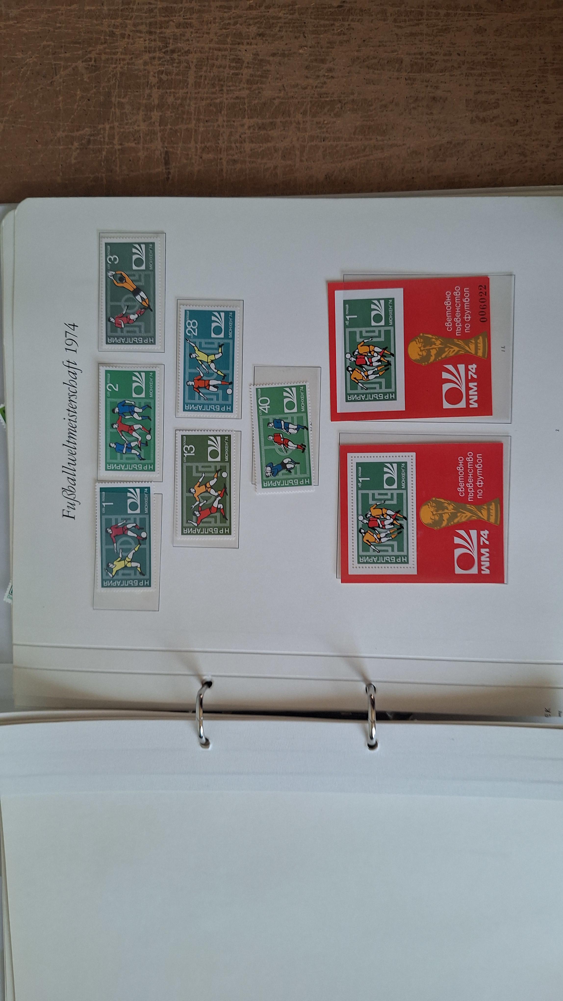 Postzegelalbum, Die Briefmarken für die Fußballweltmeisterschaft 1974 ringband met inhoud – foto 4 – kavel bij Goeiendeal