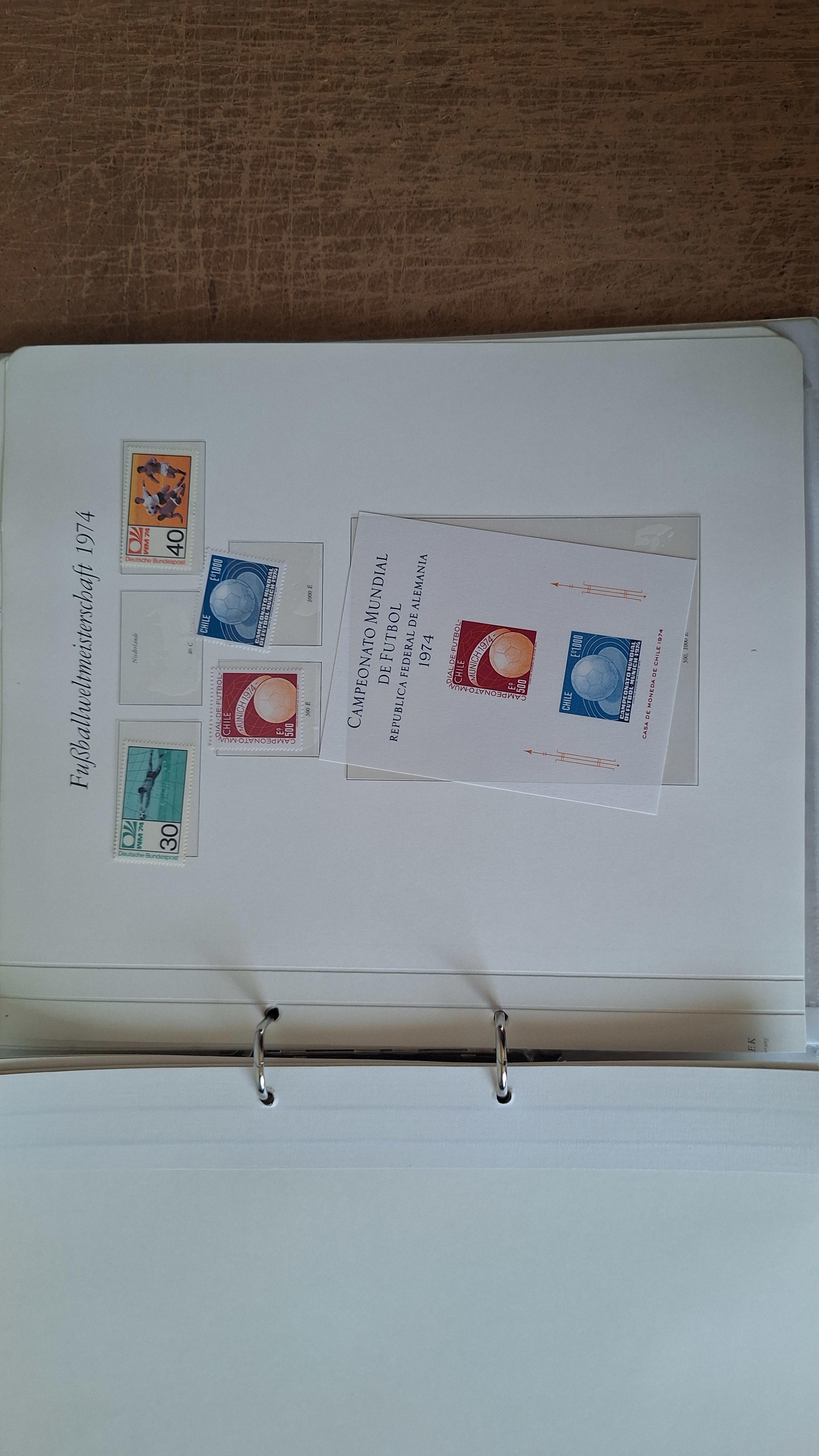 Postzegelalbum, Die Briefmarken für die Fußballweltmeisterschaft 1974 ringband met inhoud – foto 5 – kavel bij Goeiendeal
