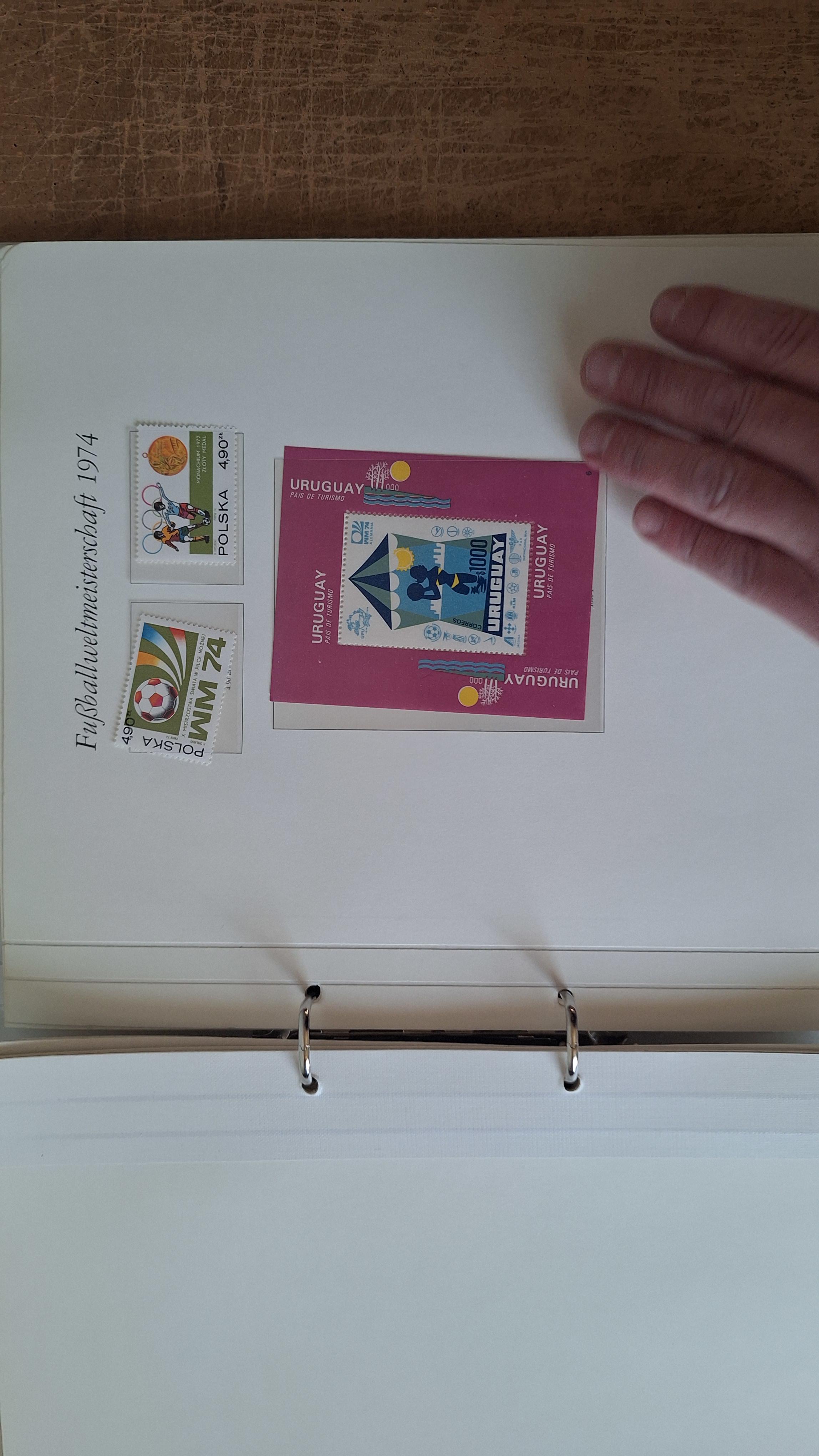 Postzegelalbum, Die Briefmarken für die Fußballweltmeisterschaft 1974 ringband met inhoud – foto 6 – kavel bij Goeiendeal