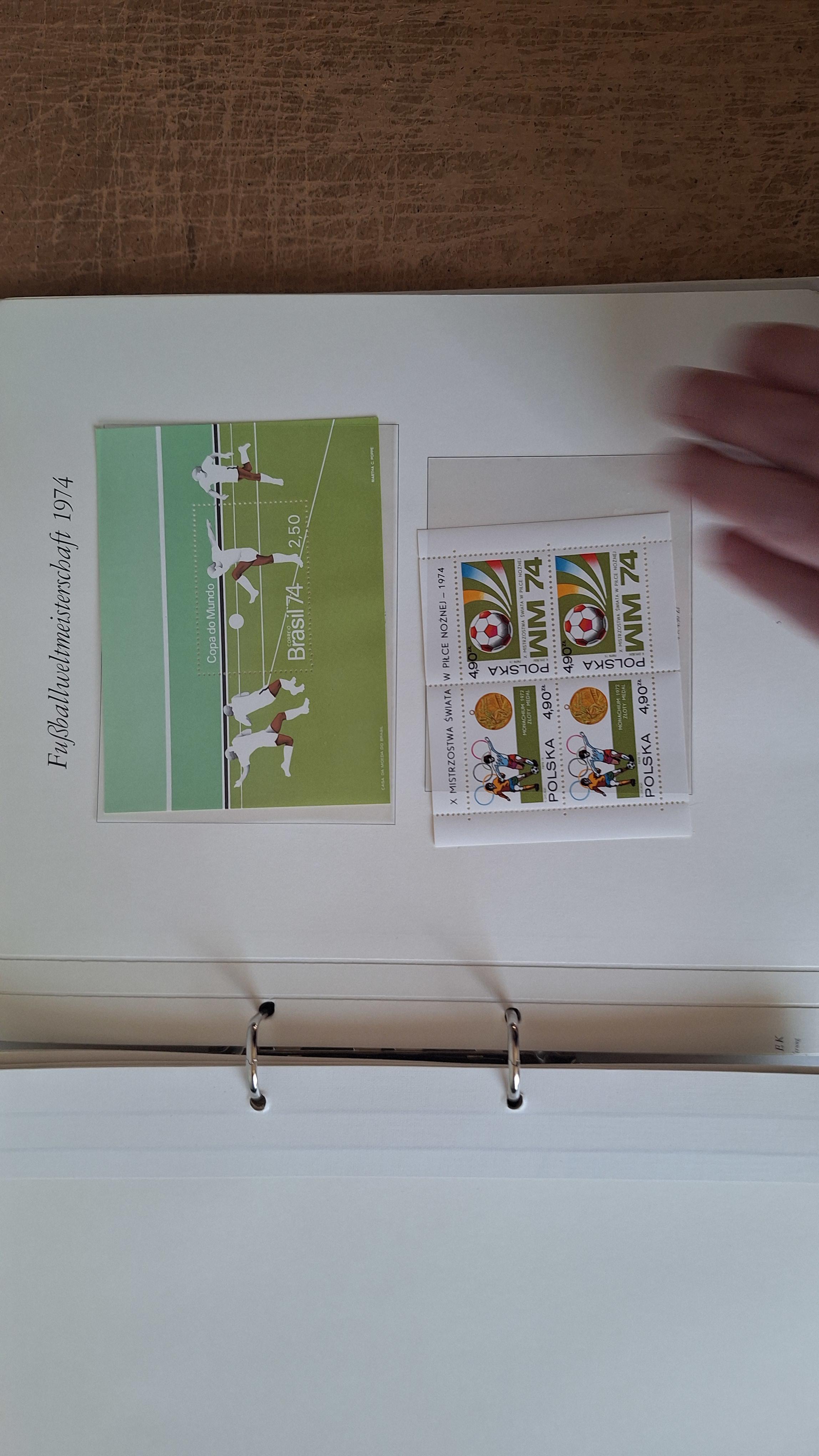 Postzegelalbum, Die Briefmarken für die Fußballweltmeisterschaft 1974 ringband met inhoud – foto 7 – kavel bij Goeiendeal