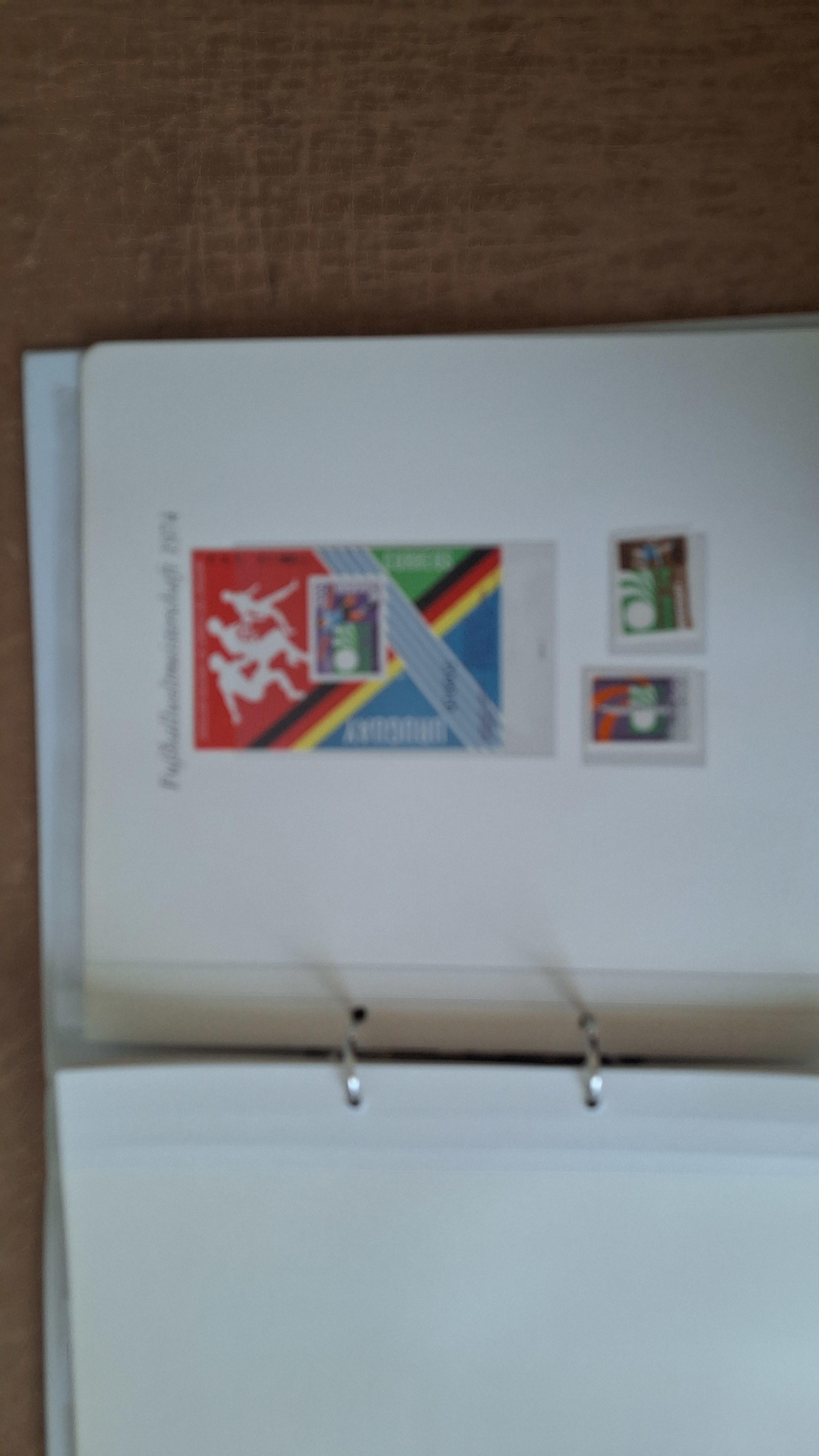 Postzegelalbum, Die Briefmarken für die Fußballweltmeisterschaft 1974 ringband met inhoud – foto 8 – kavel bij Goeiendeal