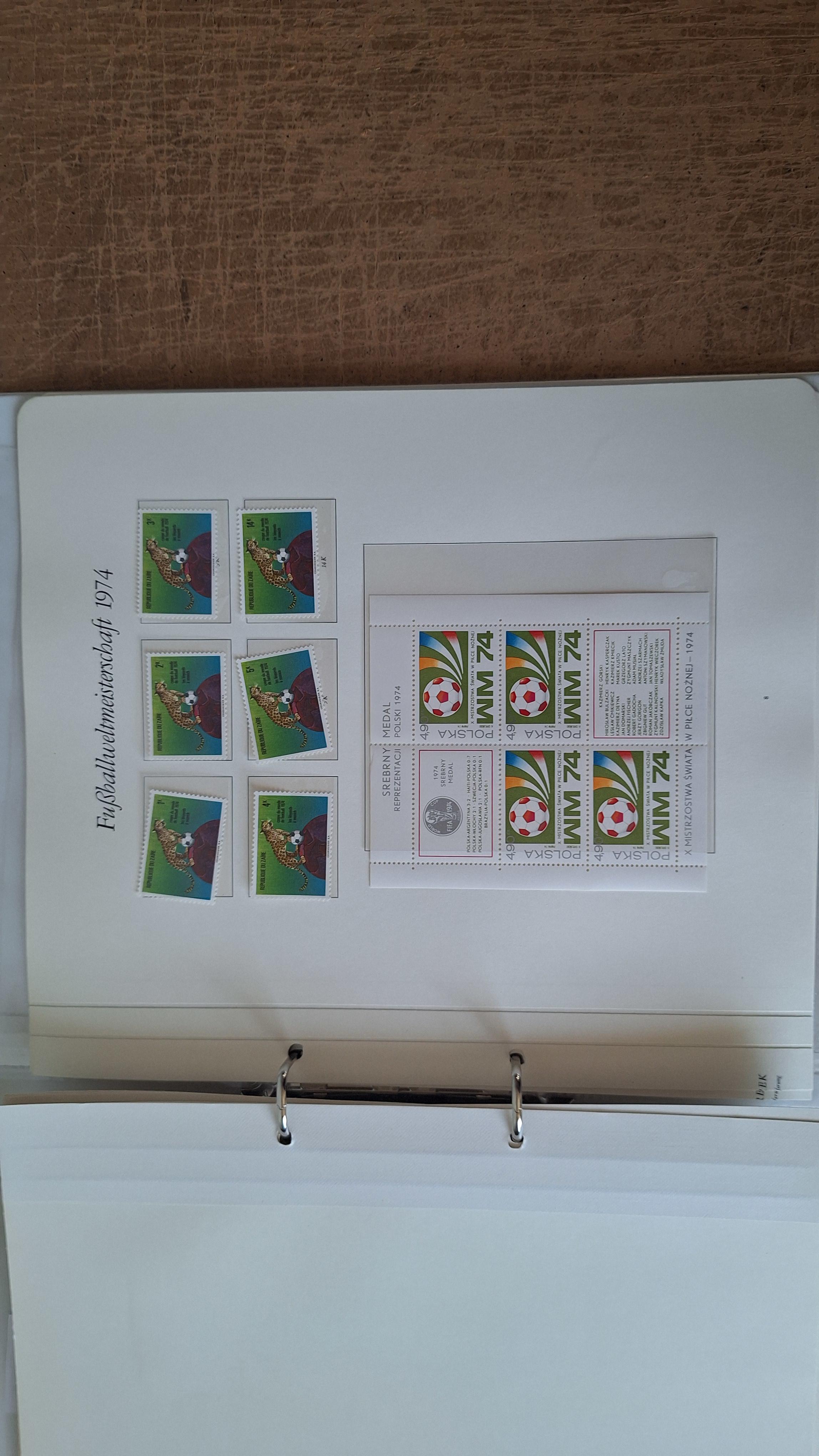 Postzegelalbum, Die Briefmarken für die Fußballweltmeisterschaft 1974 ringband met inhoud – foto 9 – kavel bij Goeiendeal
