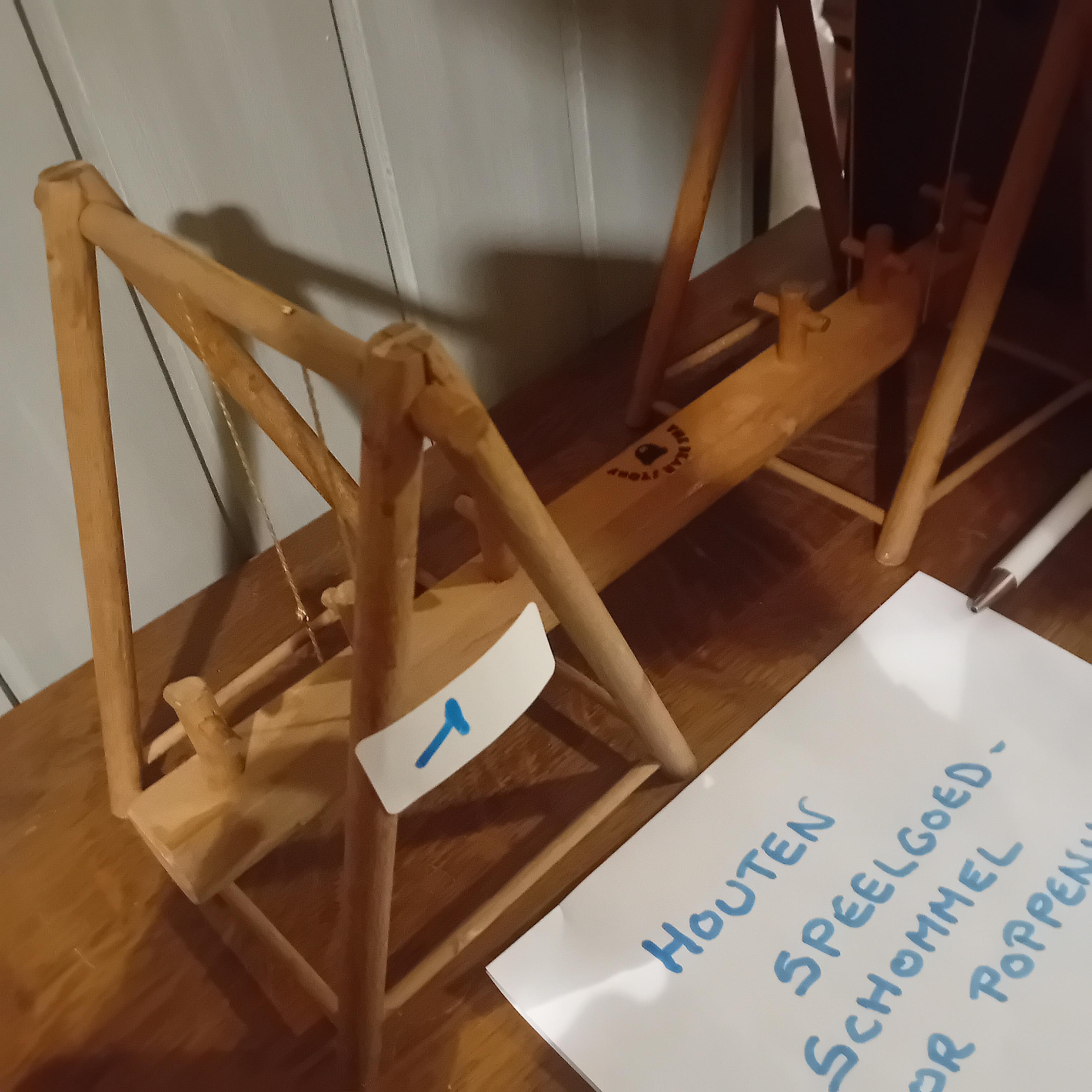 Speelgoed-schommel voor poppenhuis (Lot: 1) – foto 2 – kavel bij Goeiendeal, Lommel