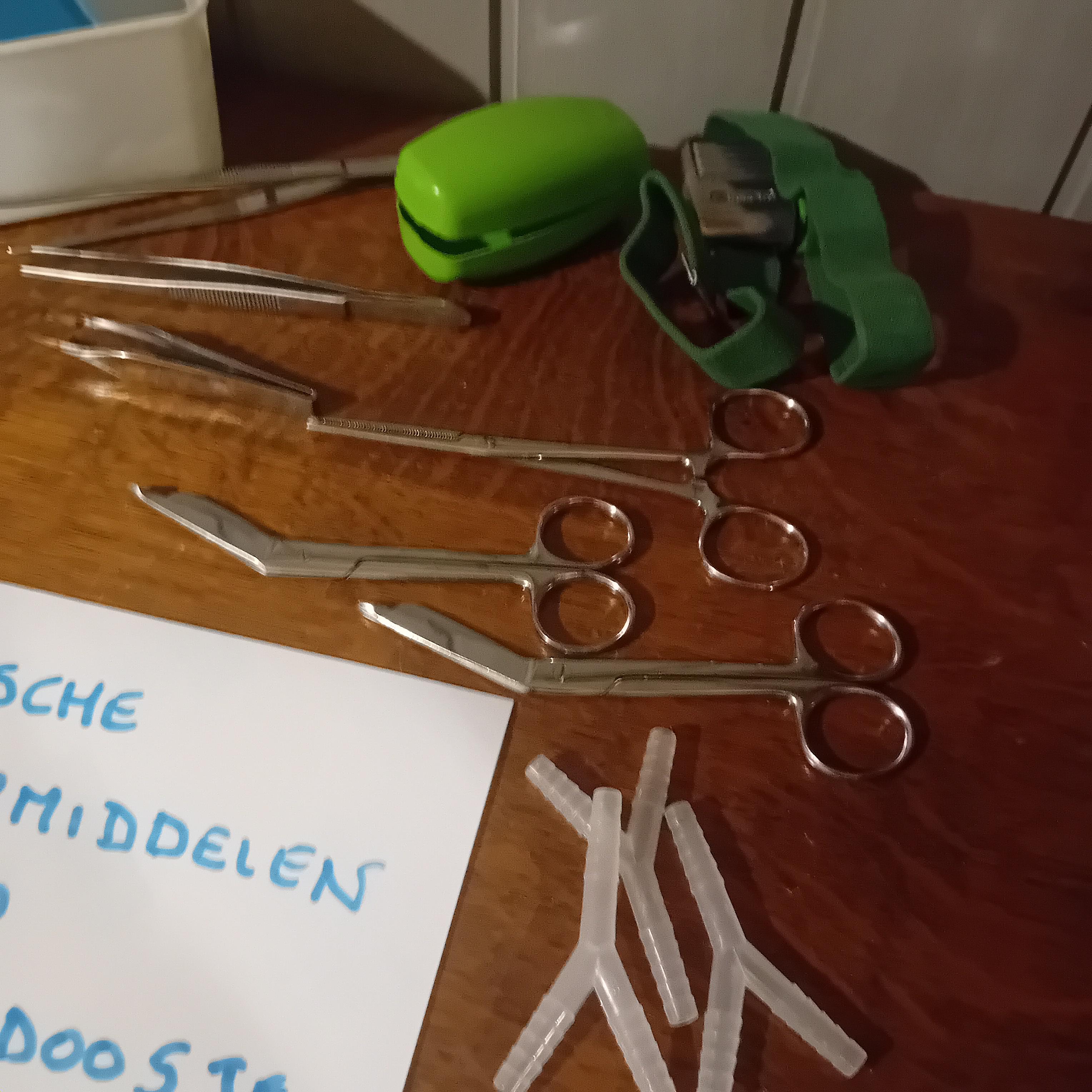 8-delige set medische hulpmiddelen in bewaardoosje (Lot: 4) – foto 2 – kavel bij Goeiendeal, Lommel