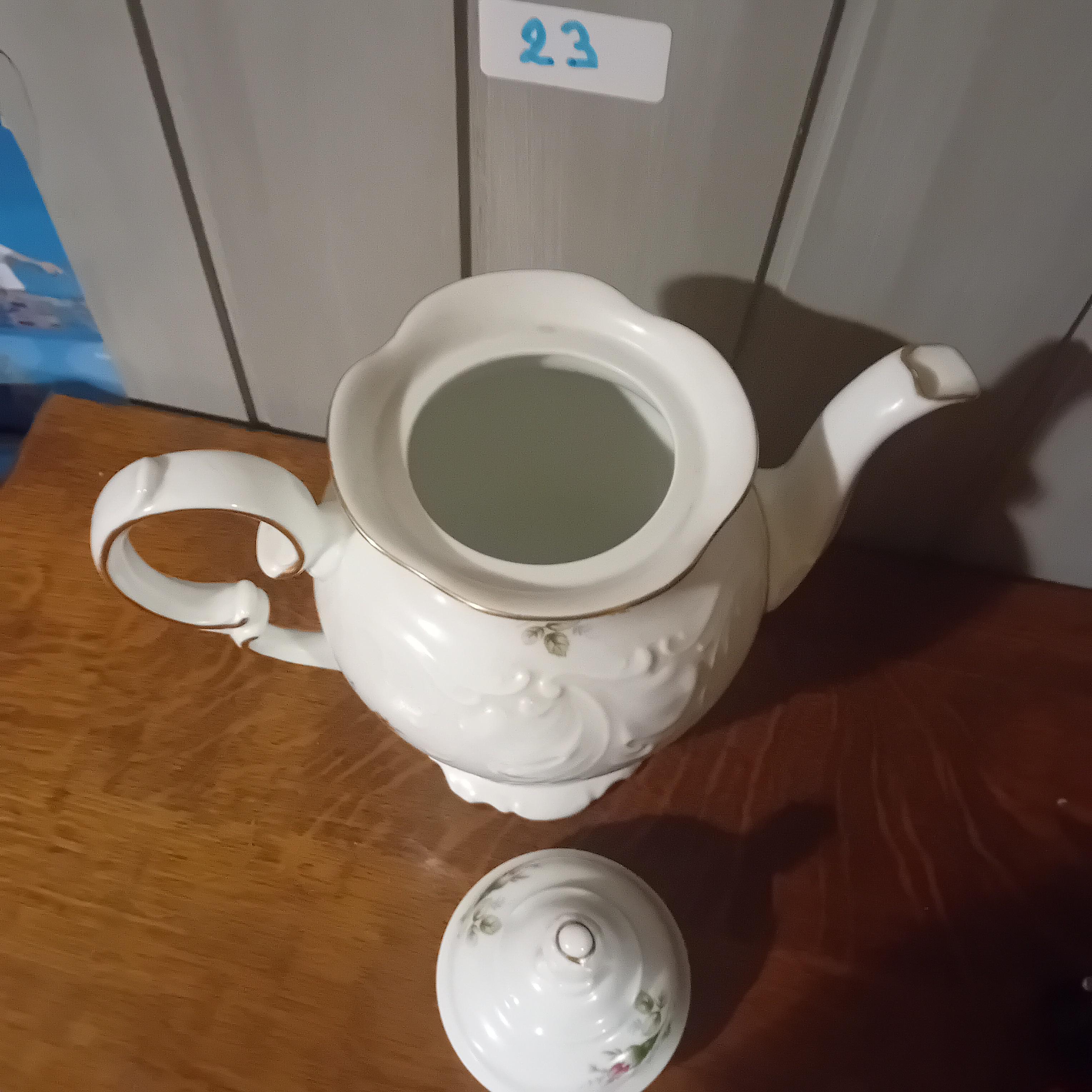 Klassieke theepot met bloemenmotief en gouden rand (Lot: 23) – foto 2 – kavel bij Goeiendeal, Lommel