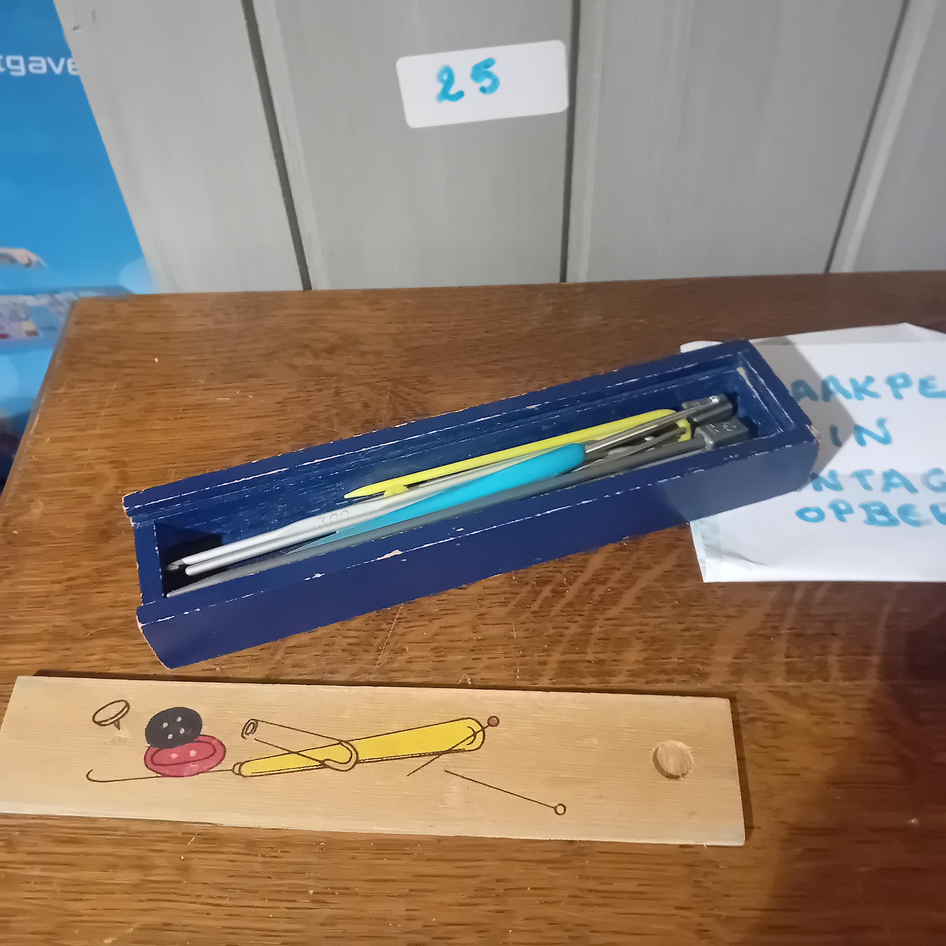 Haakpennen in vintage houten opbergdoosje met schuifdeksel (Lot: 25) – foto 2 – kavel bij Goeiendeal, Lommel