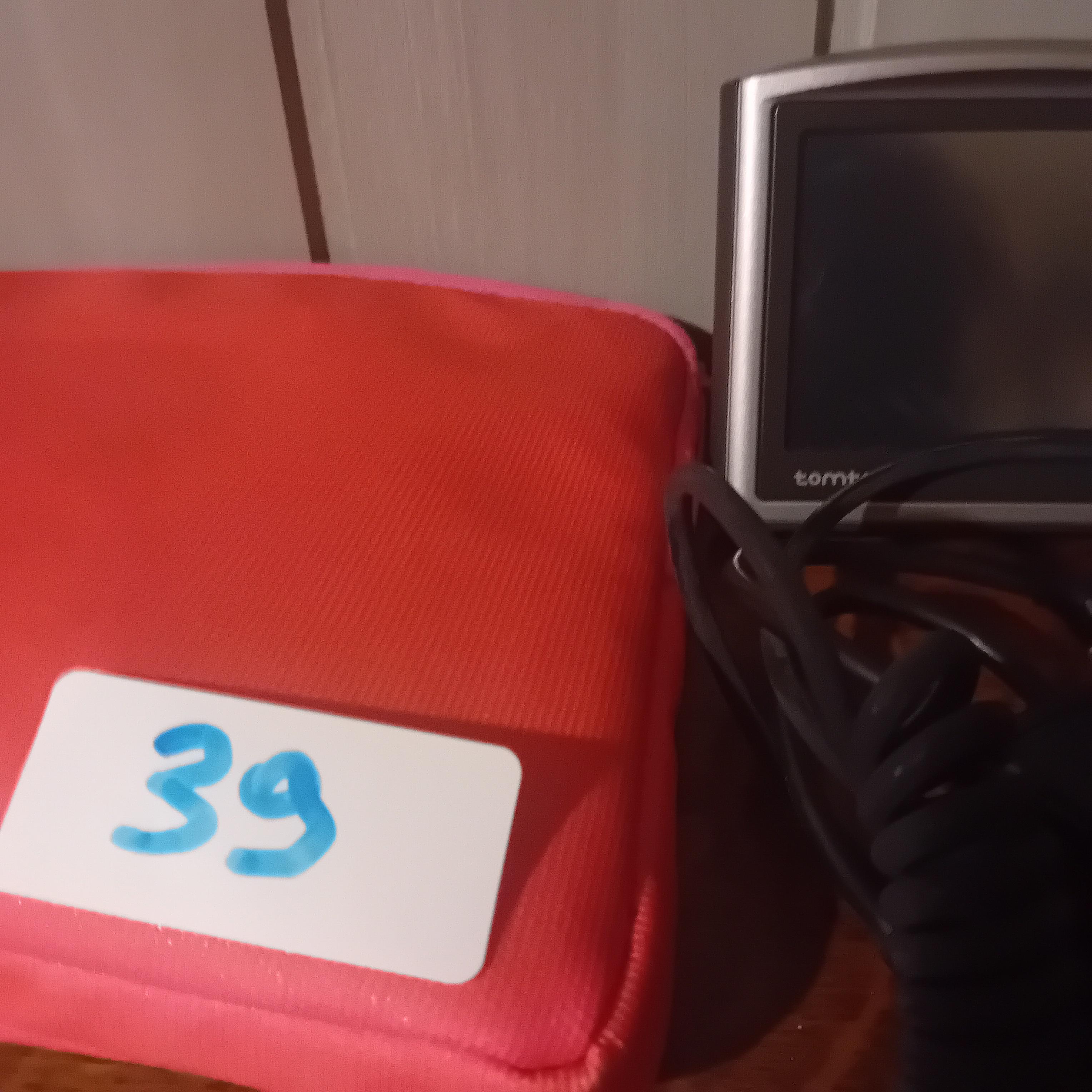 TomTom navigatiesysteem met autolader en opberghoes (Lot: 39) – foto 2 – kavel bij Goeiendeal, Lommel