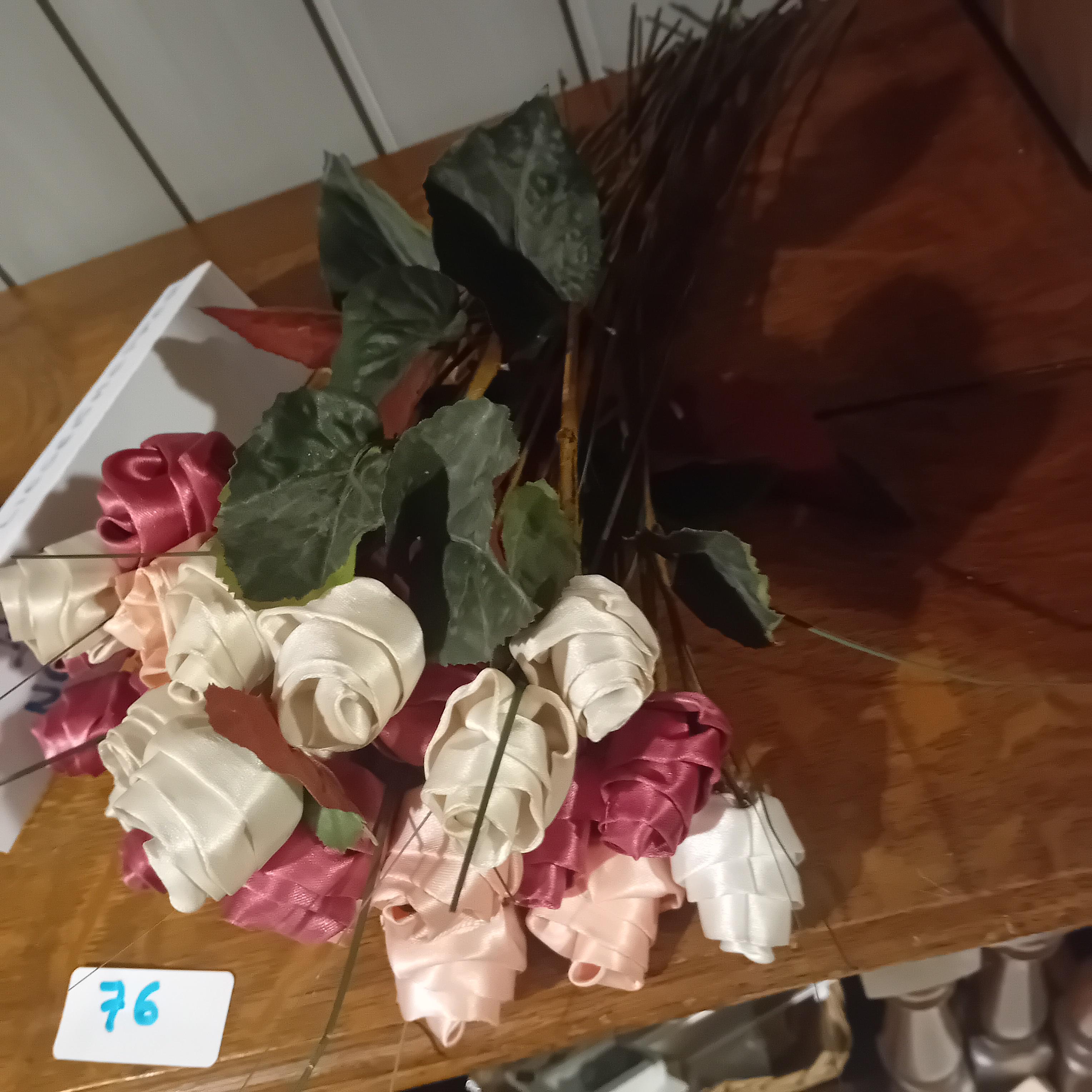 Bos kunstbont gekleurde naprozen / kunstrozen (Lot: 76) – foto 2 – kavel bij Goeiendeal, Lommel