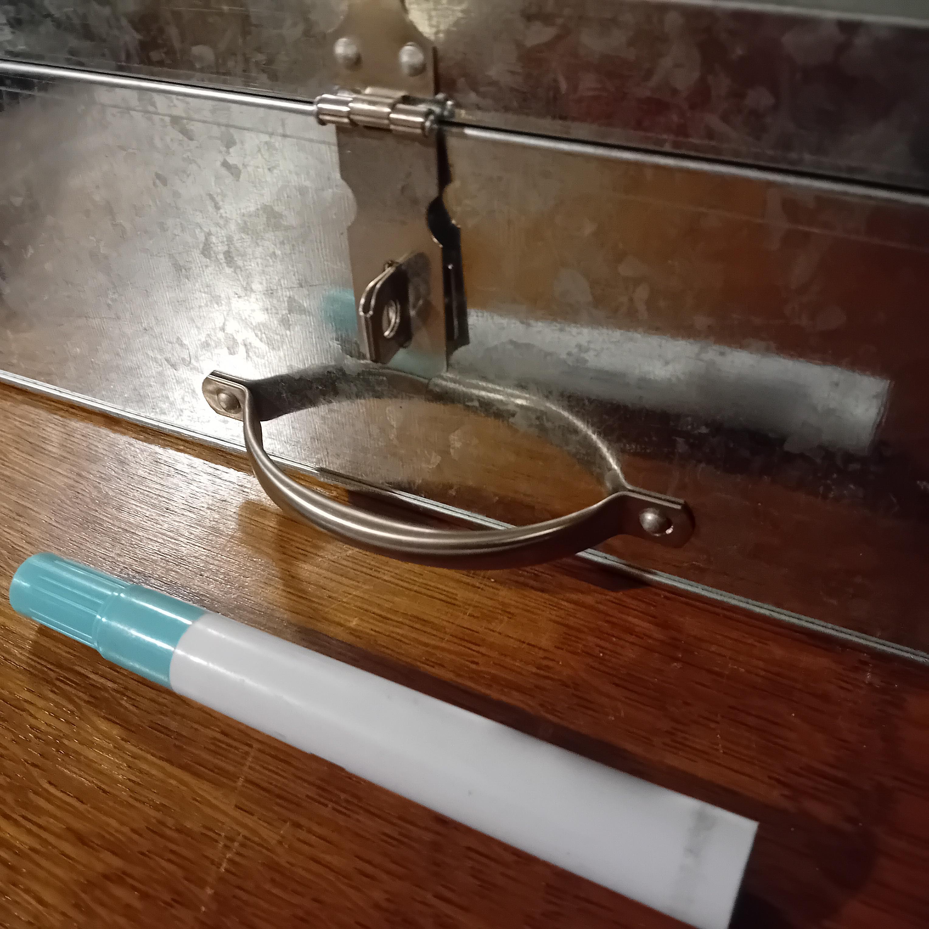 Opbergkist / koffer voorzien van een sluiting en een handvat aan de voorzijde (Lot: 82) – foto 2 – kavel bij Goeiendeal, Lommel