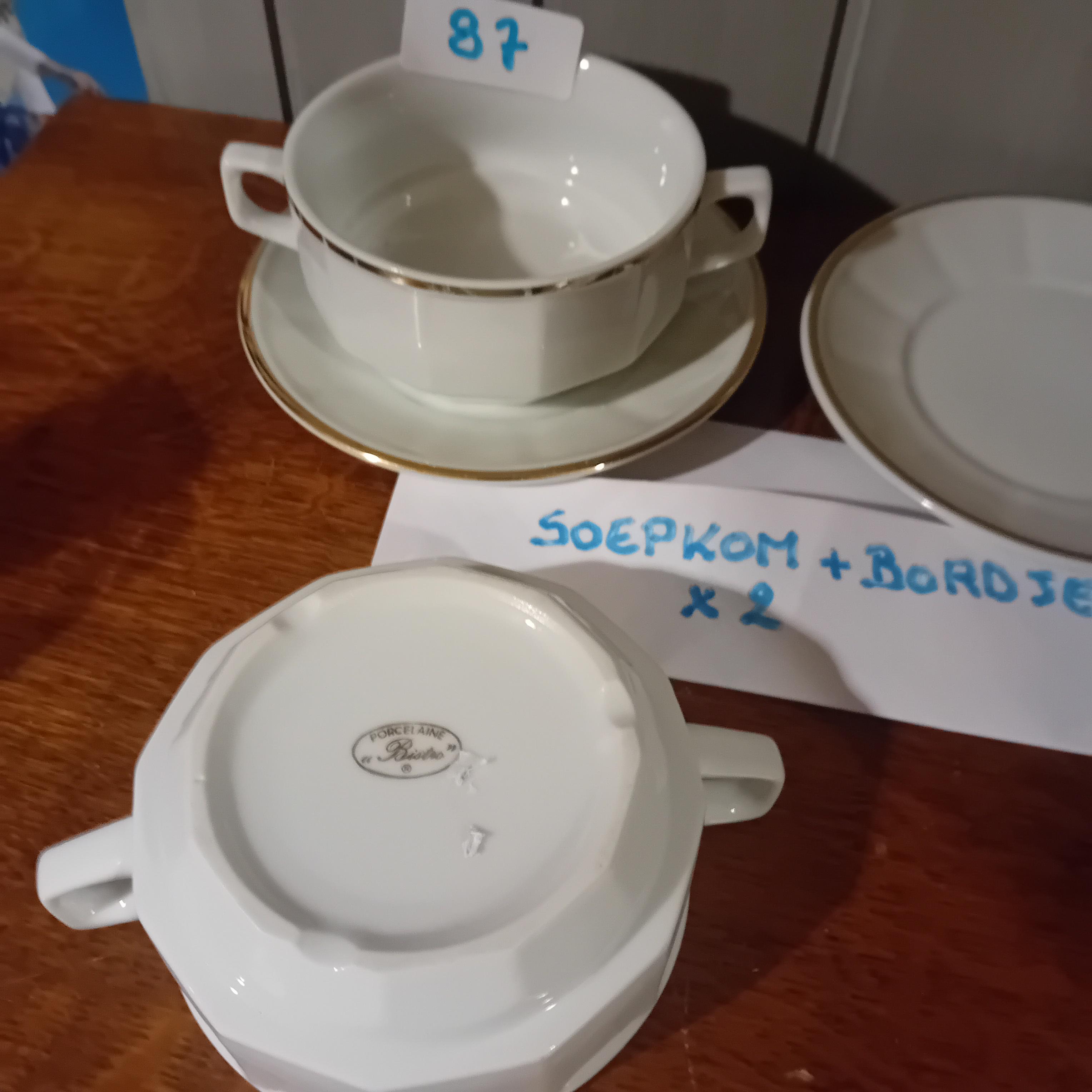 2 stuks soepkommen met bijbehorende schotels / bordjes, wit met een gouden rand (Lot: 87) – foto 2 – kavel bij Goeiendeal, Lommel