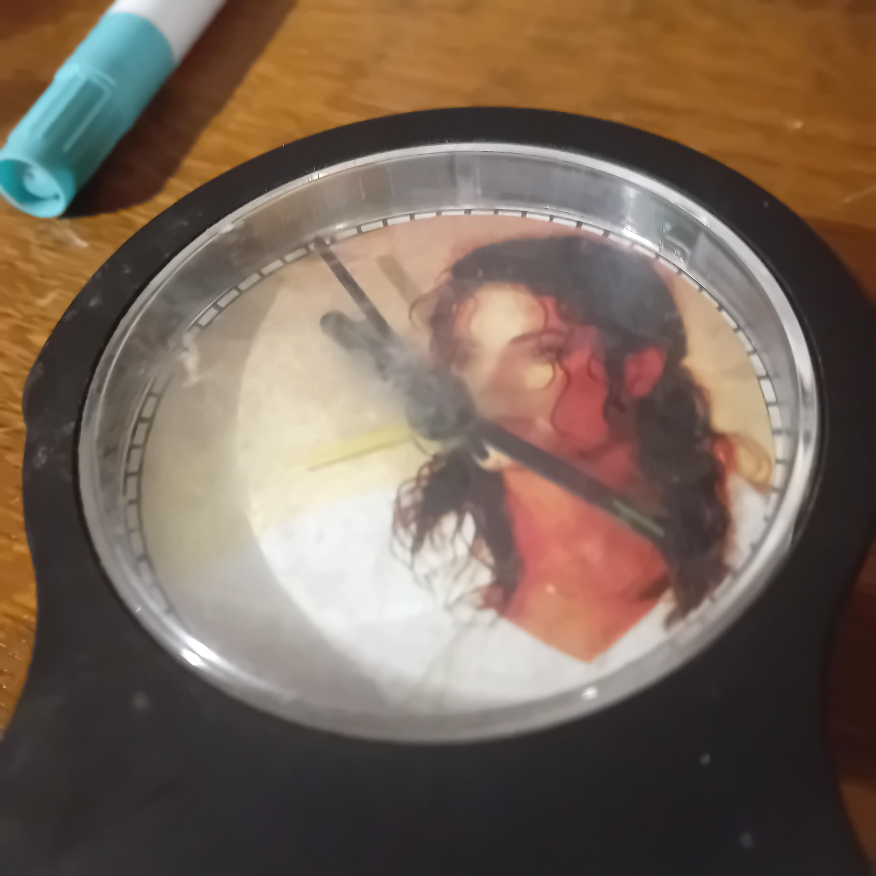 Tafelklokje met een afbeelding van Michael Jackson op de wijzerplaat (Lot: 90) – foto 2 – kavel bij Goeiendeal, Lommel