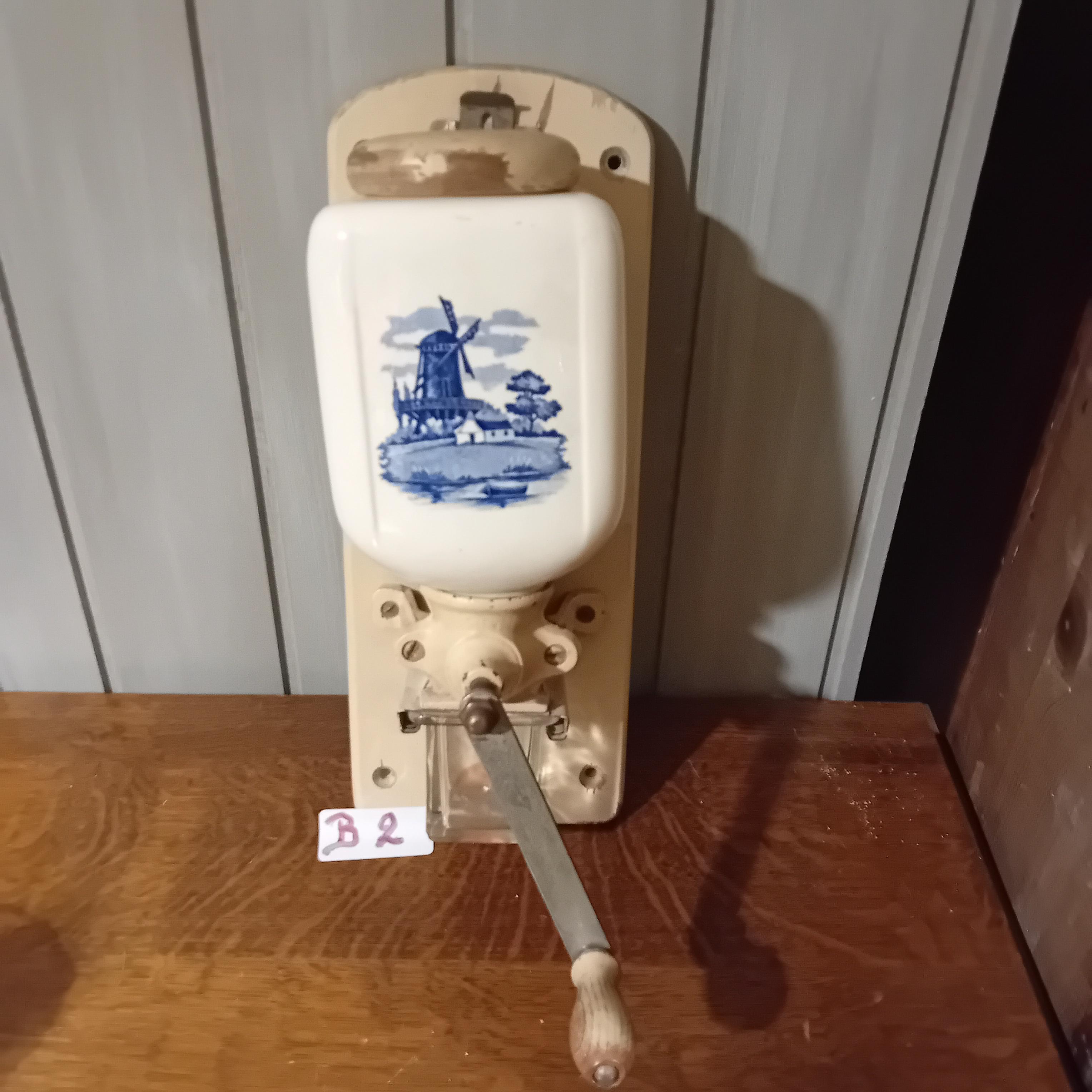 Wandkoffiemolen met handbediende hendel en opvangbakje, voorzien van een blauw windmolenmotief, merk Zassenhaus (Lot: B 2) – foto 2 – kavel bij Goeiendeal, Lommel