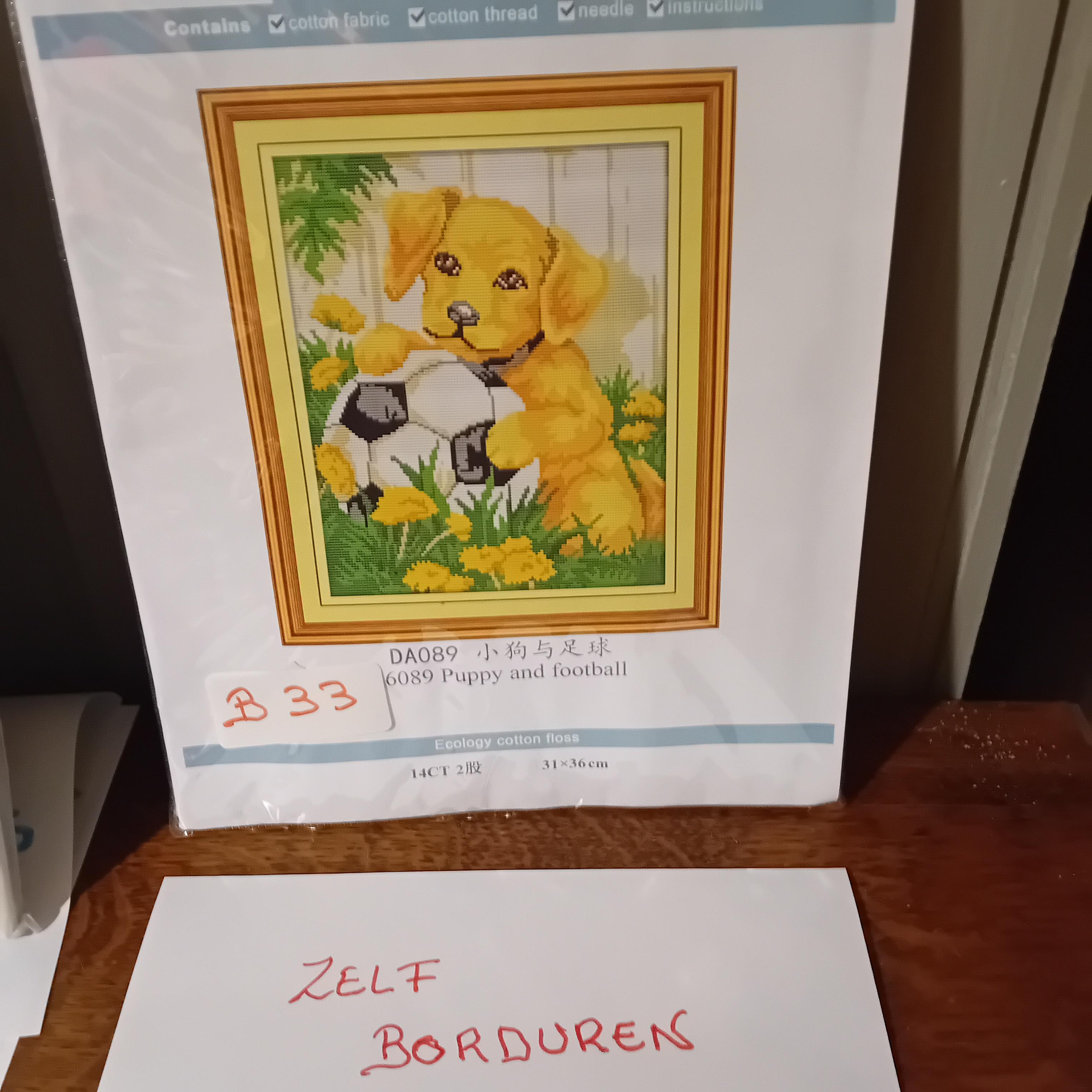 Borduurpakket met een afbeelding van een puppy en een voetbal, afmetingen 31 x 36 cm, nieuw (Lot: B 33) – kavel bij Goeiendeal, Lommel