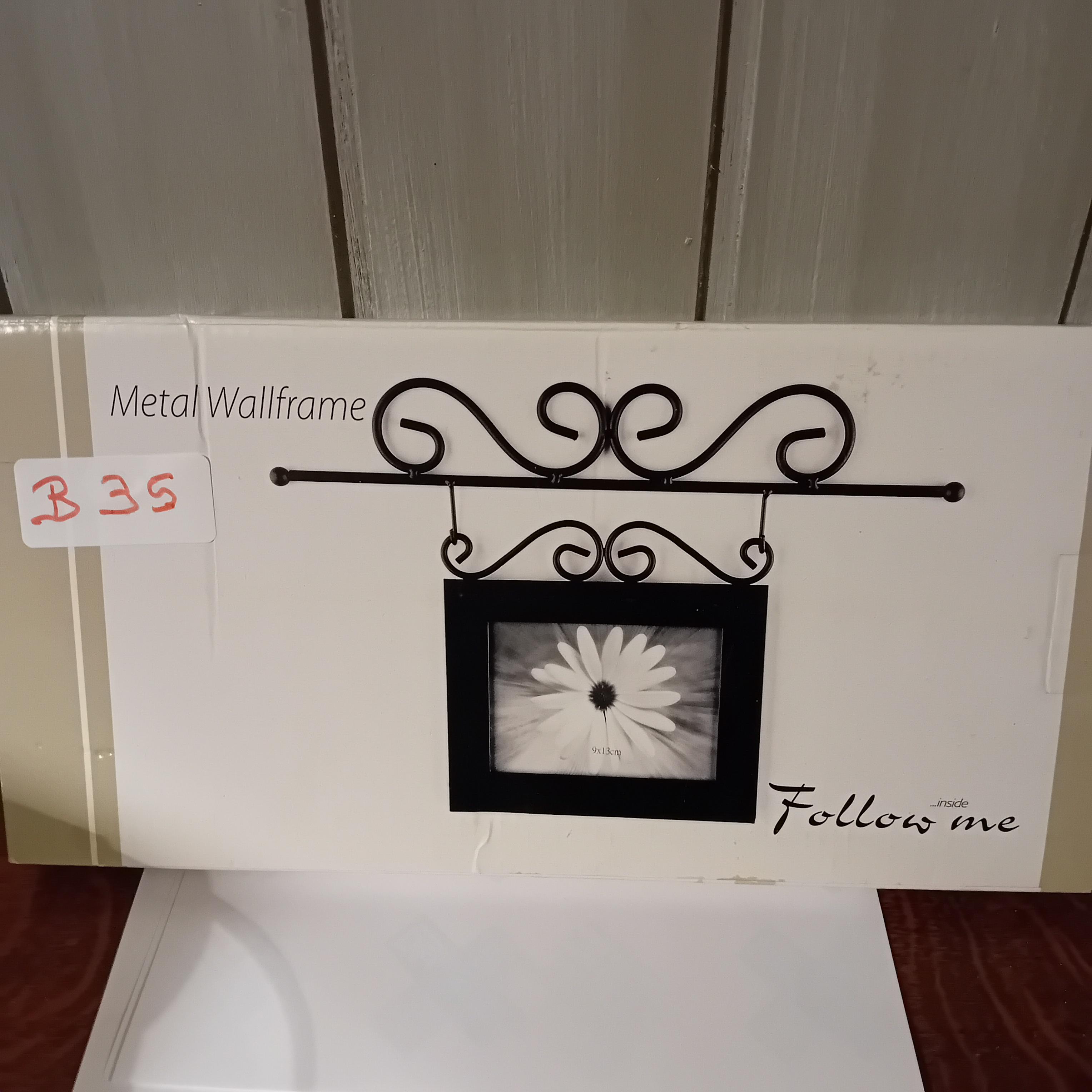 Metalen wandfotolijst / Metal Wallframe met sierlijke krullen en de opdruk "Follow me", merk Inside (Lot: B 35) – kavel bij Goeiendeal, Lommel