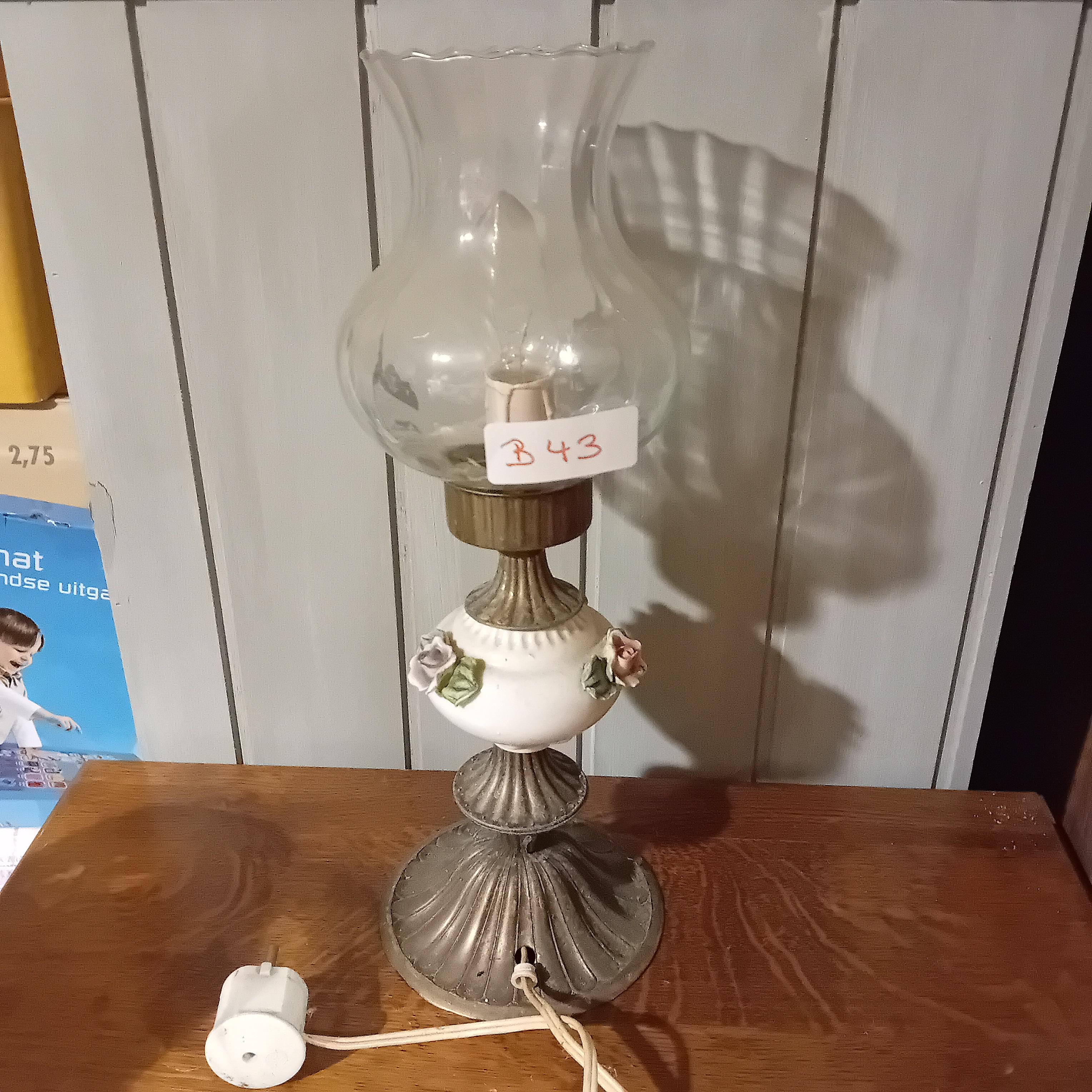 Klassieke tafellamp / olielamp-stijl met glazen kap en een voet gedecoreerd met rozen (Lot: B 43) – kavel bij Goeiendeal, Lommel