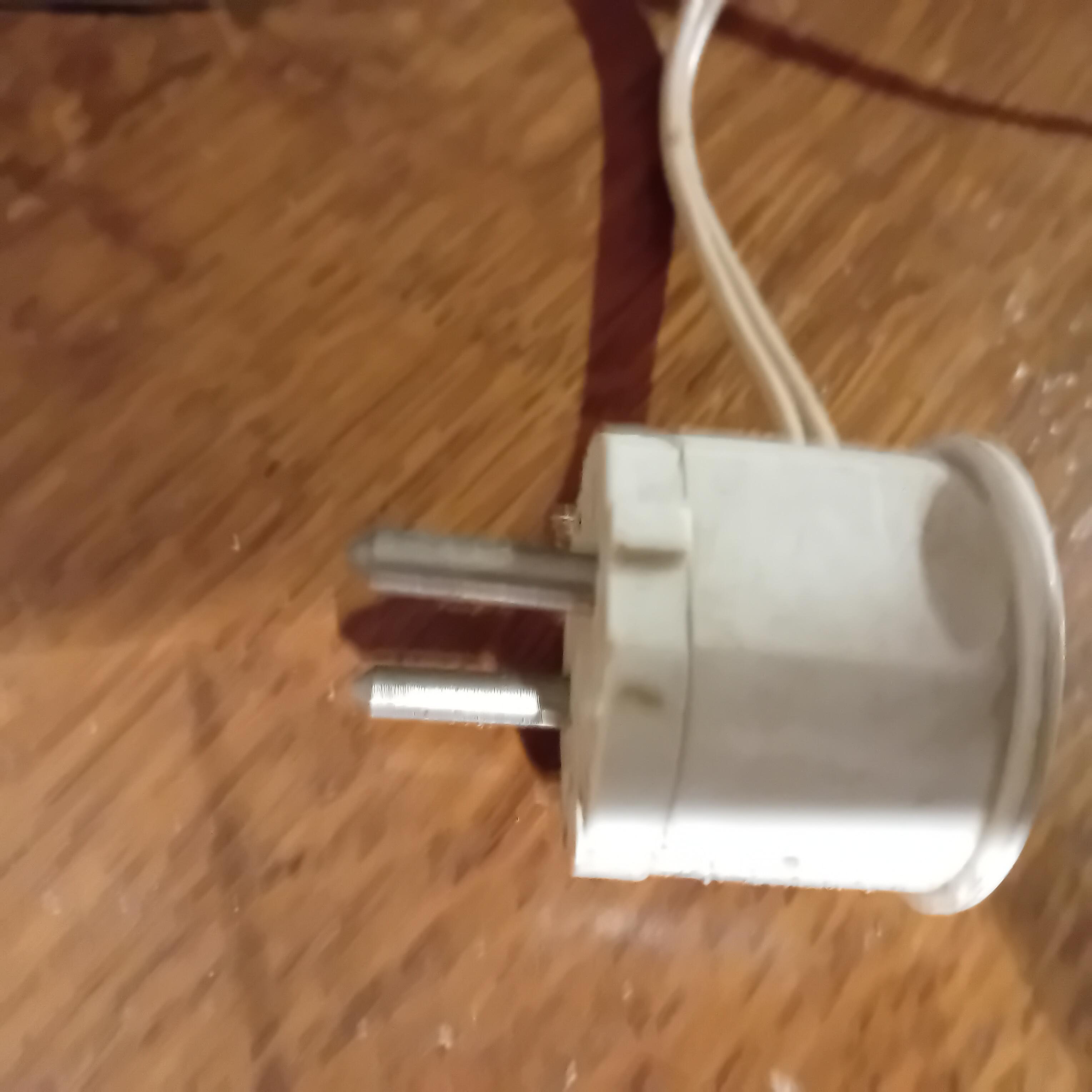 Klassieke tafellamp / olielamp-stijl met glazen kap en een voet gedecoreerd met rozen (Lot: B 43) – foto 2 – kavel bij Goeiendeal, Lommel
