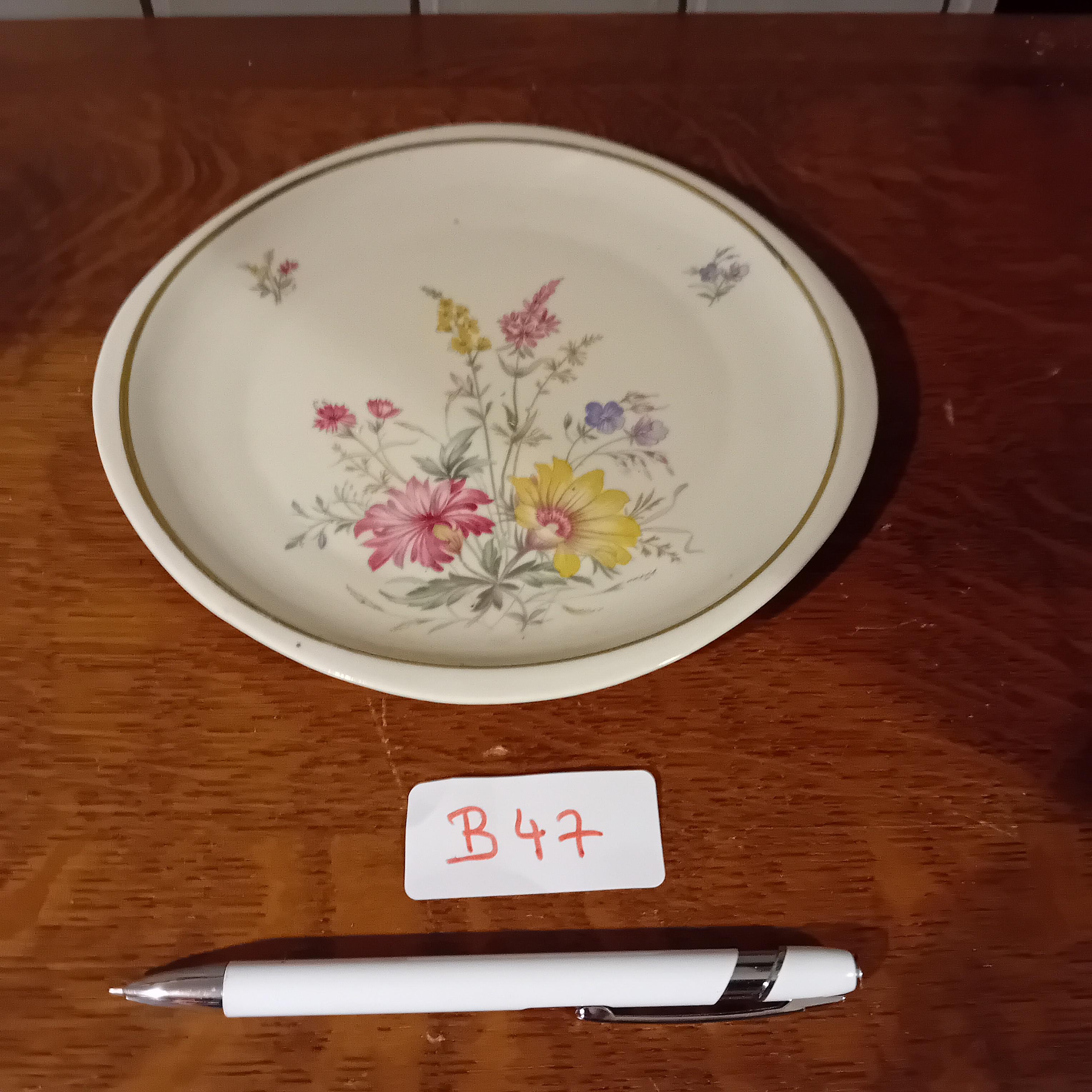 Rond schoteltje met een kleurrijk bloemenmotief en gouden rand (Lot: B 47) – kavel bij Goeiendeal, Lommel