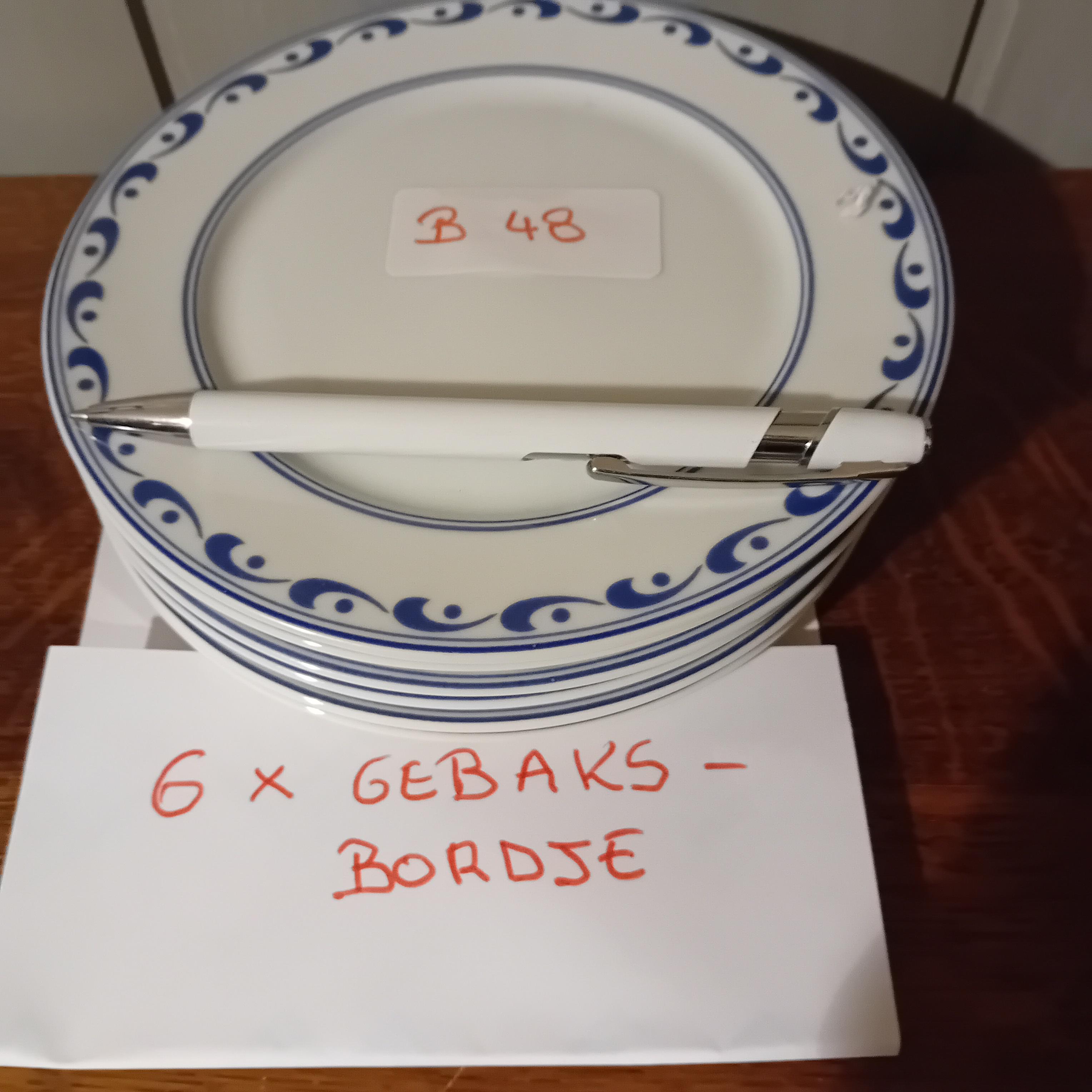 6 stuks gebaksbordjes voorzien van een blauw-wit geometrisch randmotief (Lot: B 48) – foto 2 – kavel bij Goeiendeal, Lommel