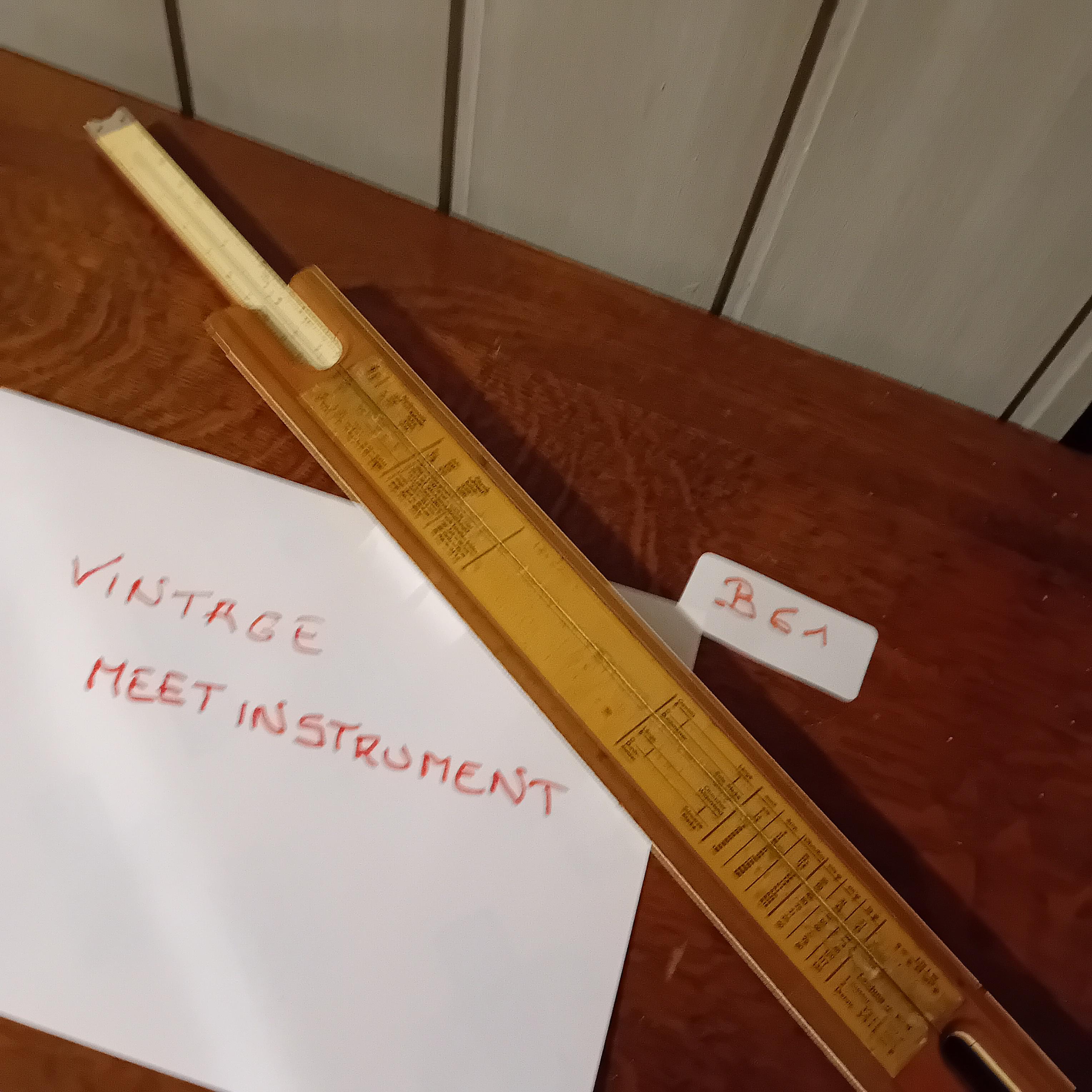 Vintage meetinstrument met schuifbare glasplaatjes in een langgerekte houder (Lot: B 61) – foto 2 – kavel bij Goeiendeal, Lommel