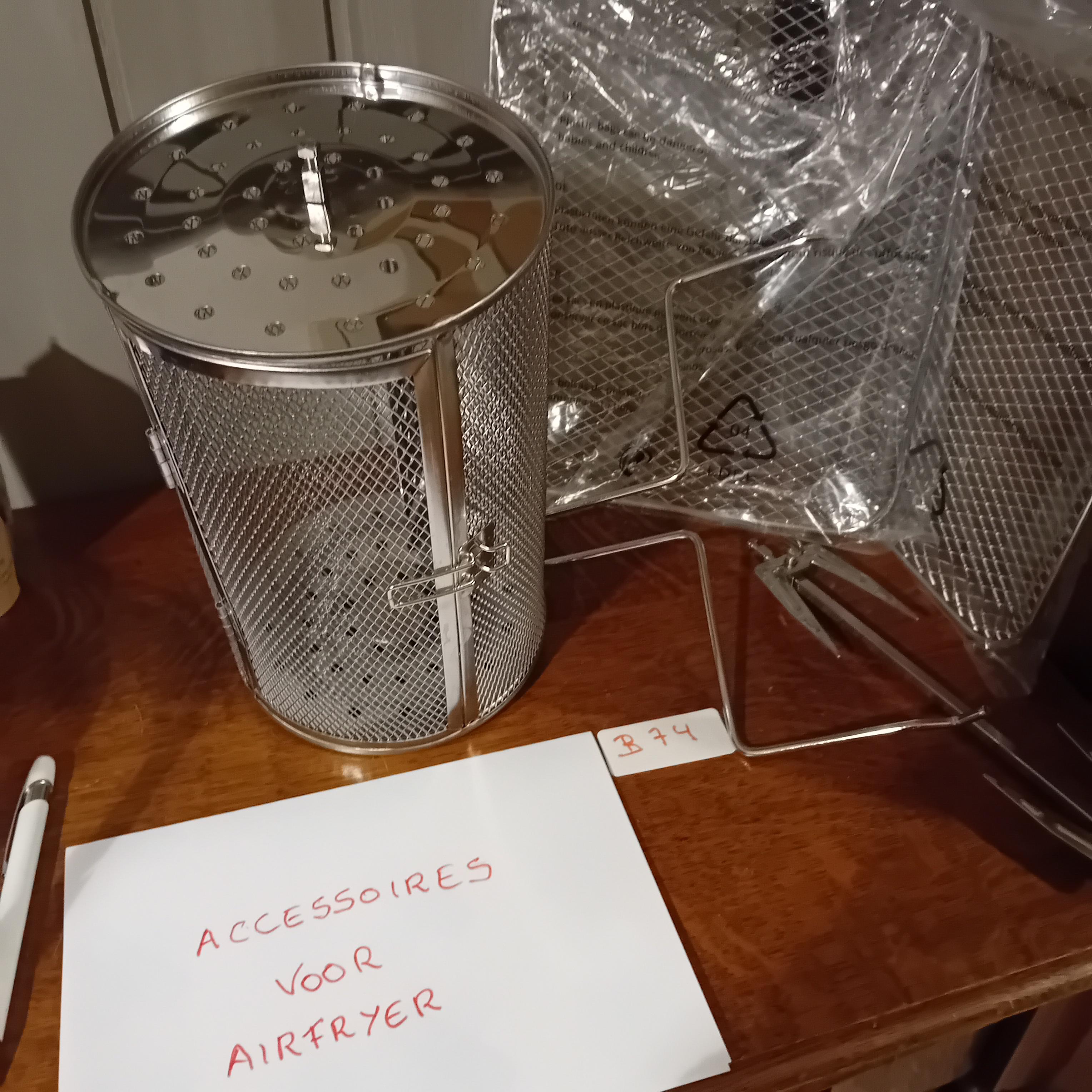 Diverse accessoires voor een airfryer, waaronder een ronde draaimand en grillroosters (Lot: B 74) – kavel bij Goeiendeal, Lommel