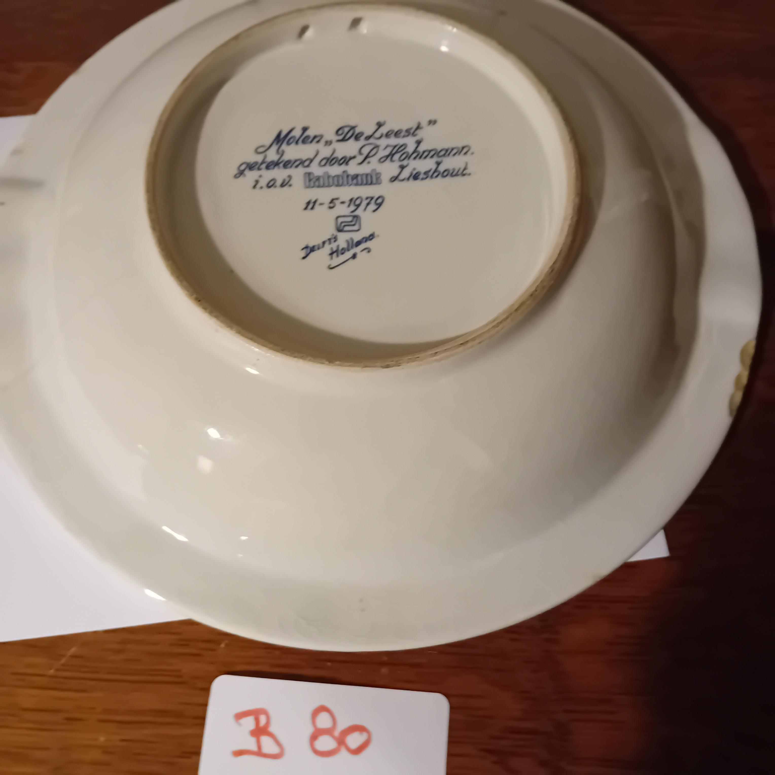 Diepe serveerschaal / bord met een gedetailleerde blauwe afbeelding van een windmolen en decoratieve randen (Lot: B 80) – foto 2 – kavel bij Goeiendeal, Lommel