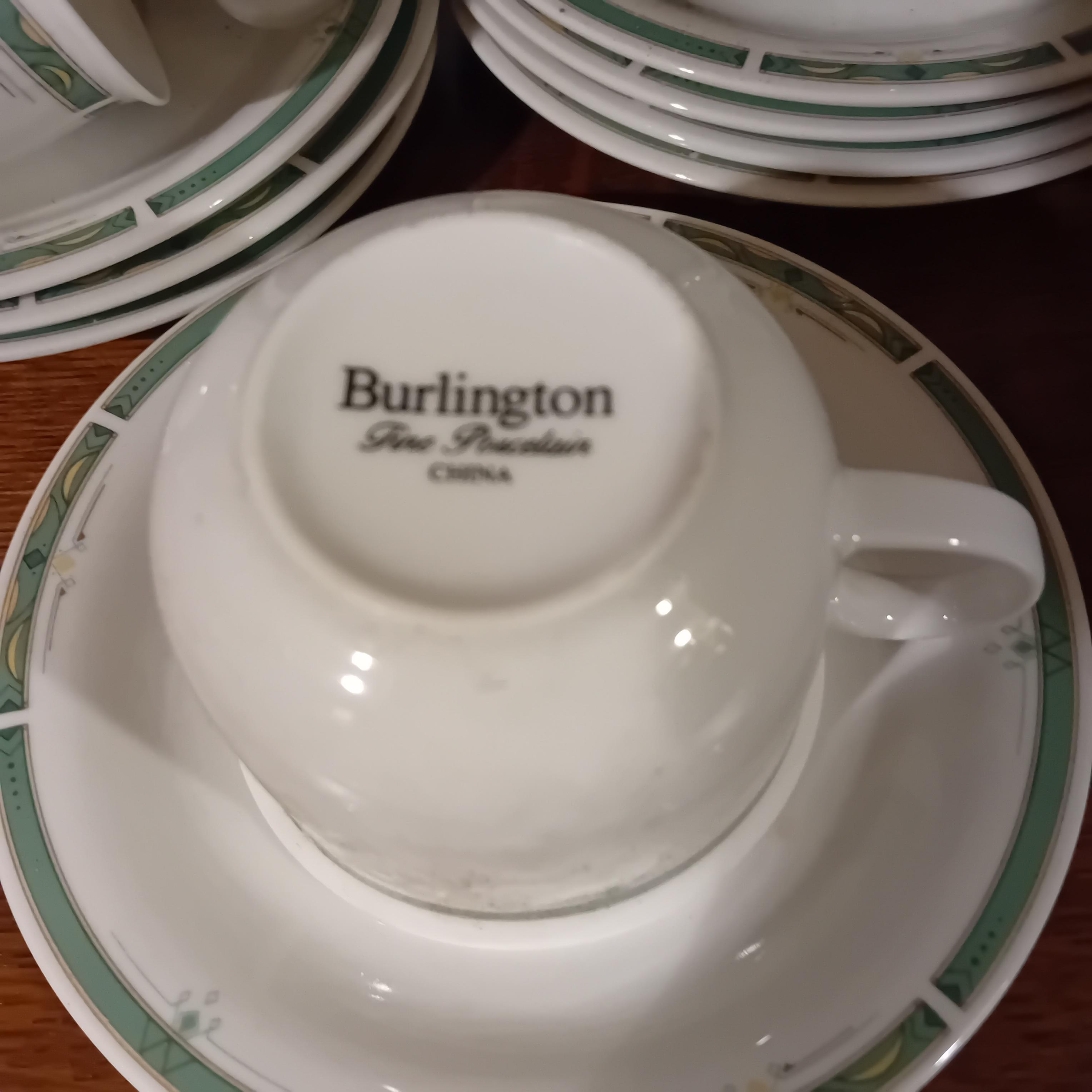 8 stuks koppen met bijbehorende schotels voorzien van een groen-wit geometrisch randmotief, merk Burlington Fine Porcelain (Lot: B 81) – foto 2 – kavel bij Goeiendeal, Lommel