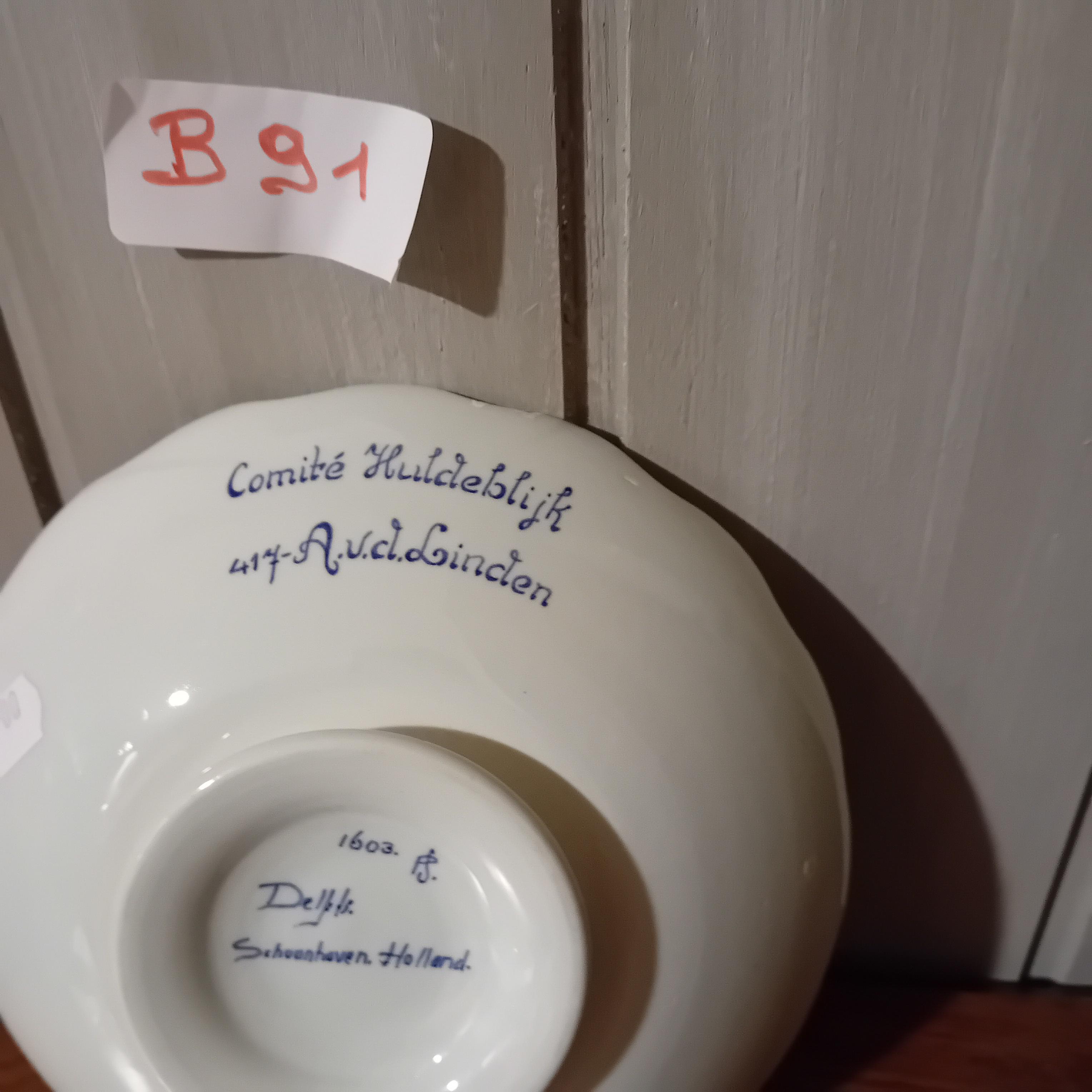Herdenkingsbordje / schoteltje in Delfts blauwe stijl met het opschrift "ODA 1905 - FEBRUARI - 1955" (Lot: B 91) – foto 2 – kavel bij Goeiendeal, Lommel