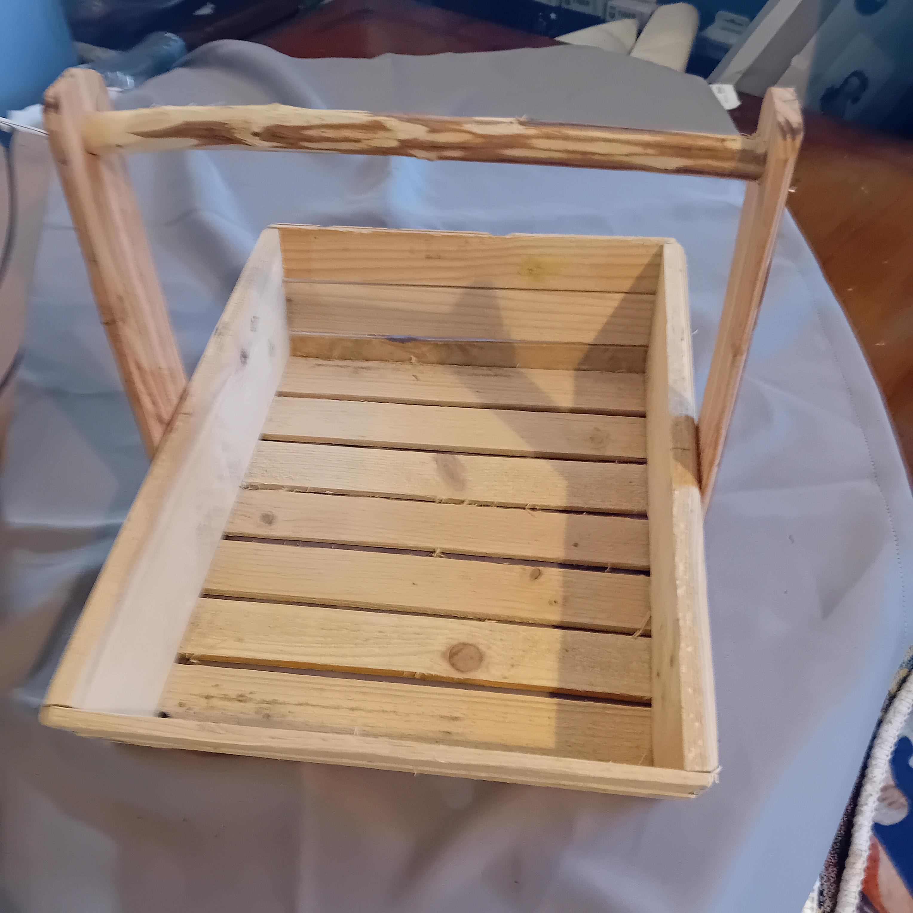 Onafgewerkte houten draagmand met een centraal handvat (Lot: 3) – foto 2 – kavel bij Goeiendeal, Lommel