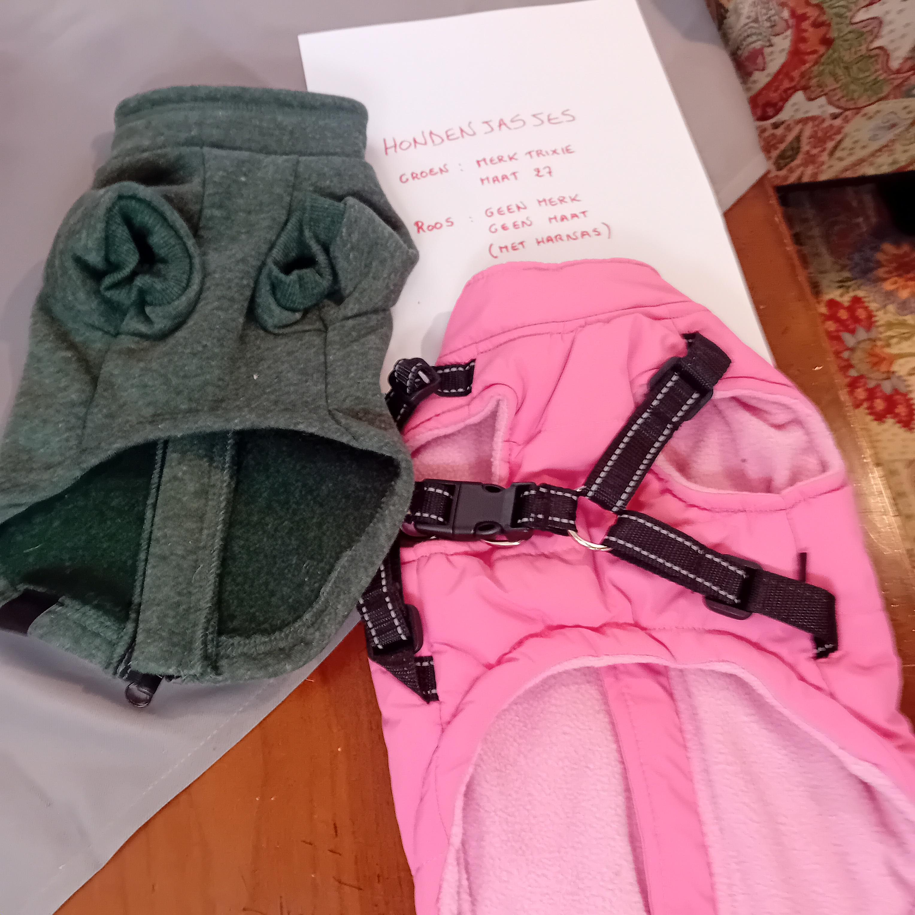 2 stuks hondenjasjes, bestaande uit 1x groen fleecejasje (merk Trixie, maat 27) en 1x roze gewatteerd jasje met rits (Lot: 4) – foto 2 – kavel bij Goeiendeal, Lommel