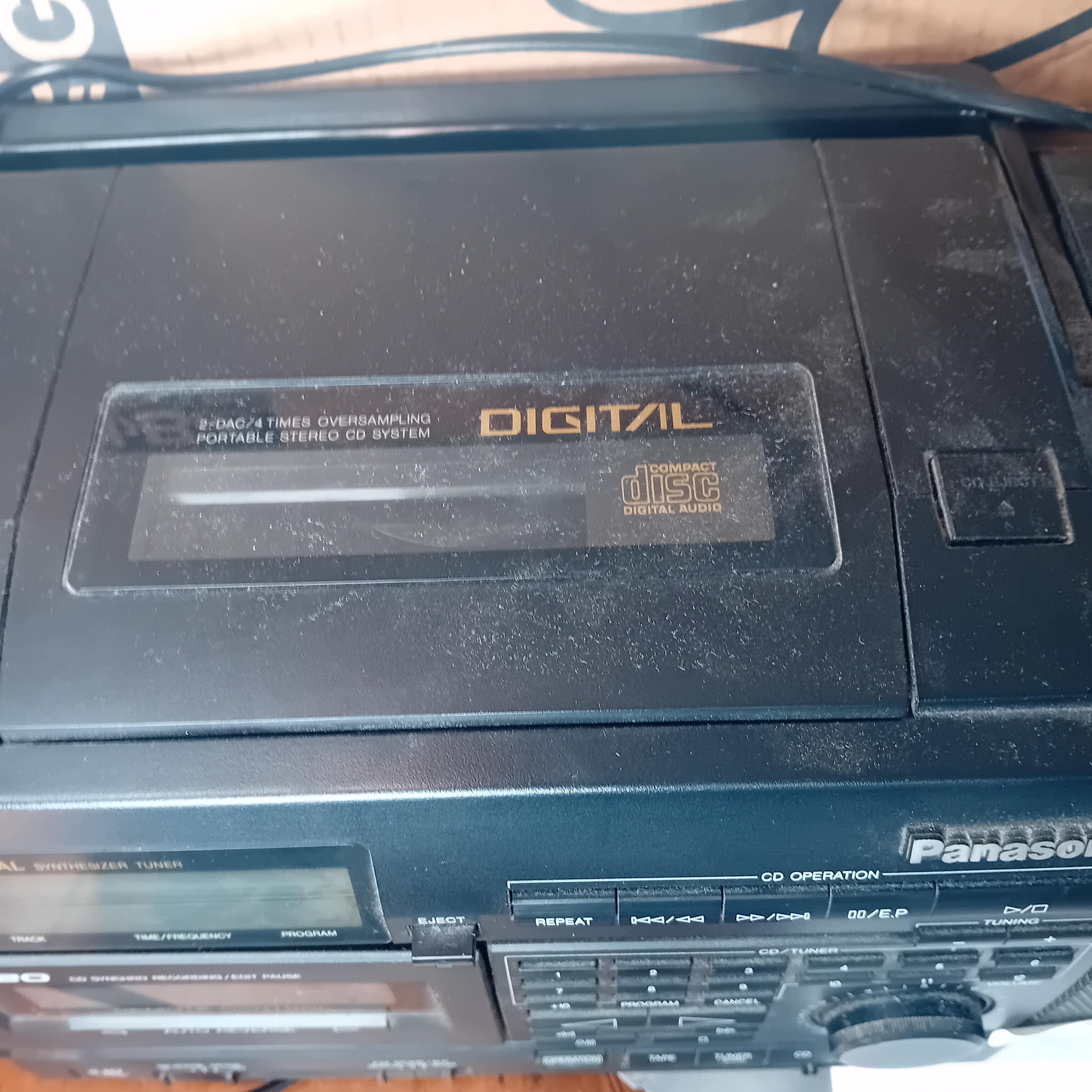 Draagbare radio-cassettespeler / boombox met dubbel cassettedeck, merk Panasonic (Lot: 8) – foto 2 – kavel bij Goeiendeal, Lommel