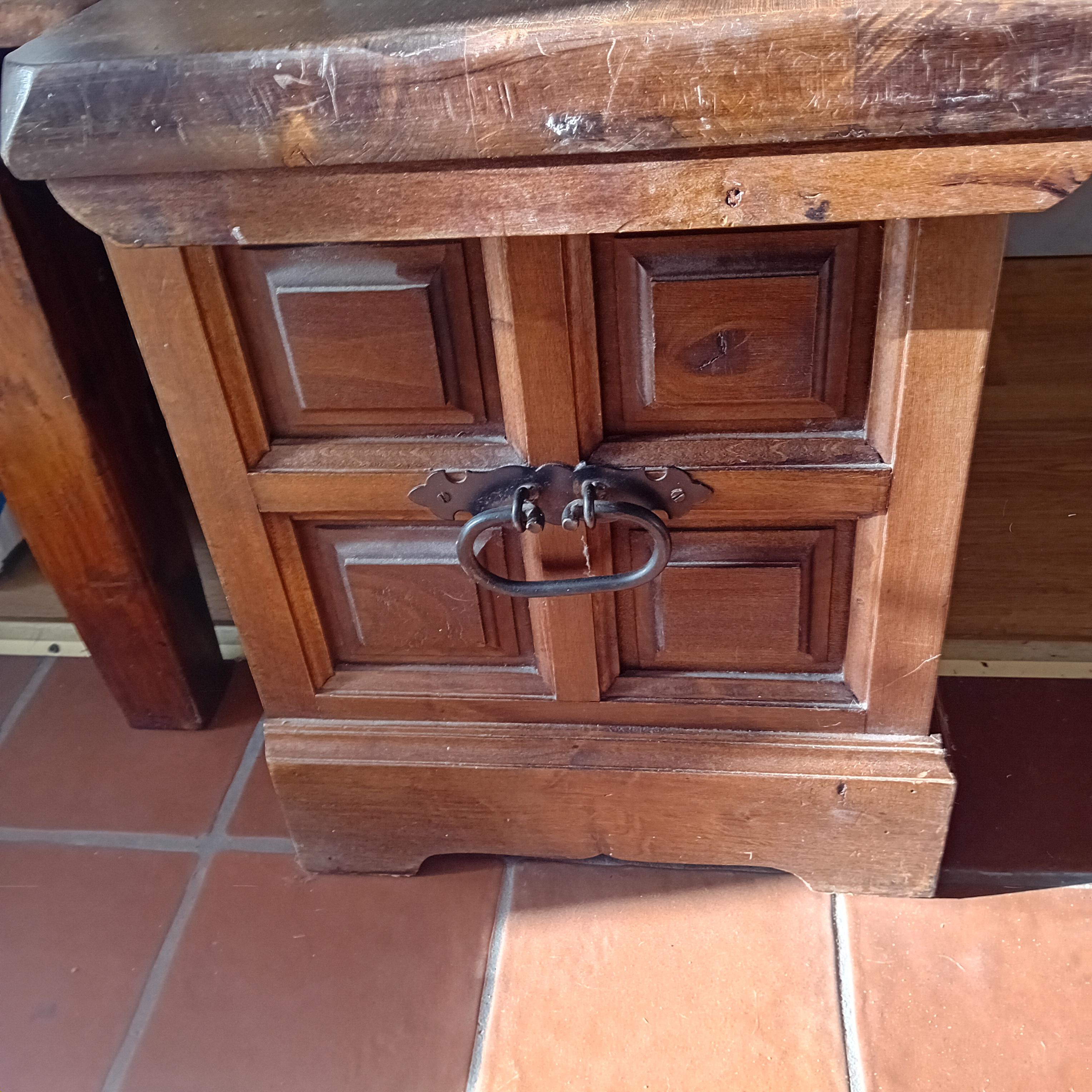Klassieke dekenkist met decoratief houtsnijwerk en metalen sleutelplaat, afmetingen 89 cm breed x 50 cm hoog x 40 cm diep (Lot: 14) – foto 2 – kavel bij Goeiendeal, Lommel