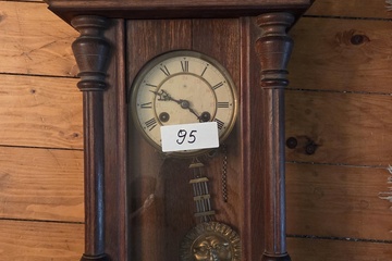 Afbeelding van Klassieke regulateur wandklok met versierde kast en slinger met zonsgezicht – Lot 95