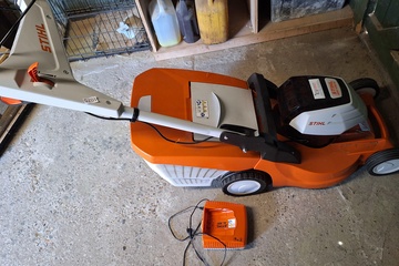 Afbeelding van Stihl RMA 448 VC Accu grasmaaier met lader getest en werkend