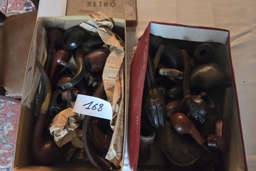 Afbeelding van Twee schoenendozen gevuld met een grote verzameling diverse vintage tabakspijpen – Lot 168