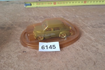 Afbeelding van Solido Goudkleurige oldtimer sedan in plastic displaybox