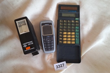 Afbeelding van Agfatronic flits, Nokia toestel & Texas Instruments TI-31 Solar