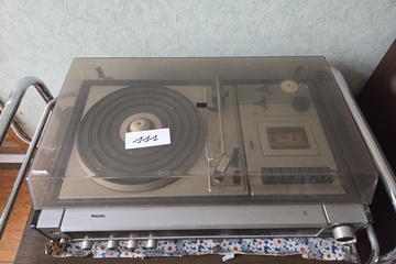 Afbeelding van Vintage Philips audio-installatie met een geïntegreerde platenspeler en cassettedeck onder een kunststof stofkap – Lot 111