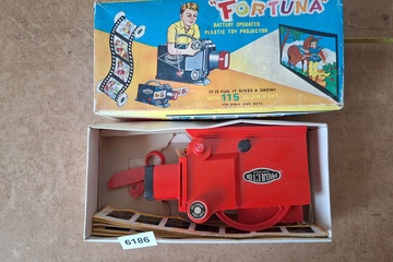Afbeelding van Fortuna, "Fortuna" batterij-aangedreven plastic speelgoedprojector (in originele verpakking met kleurendia's)