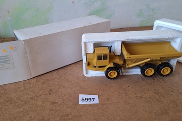 Afbeelding van Conrad, Caterpillar D400 Knikgestuurde Dumptruck / Gelenkmuldenkipper, 1:50