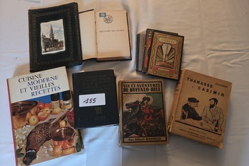 Afbeelding van Verzameling van zes diverse vintage boeken, waaronder kookboeken, een schaakgids en titels als Vie et Aventures de Buffalo-Bill en Thanasse et Casimir – Lot 155