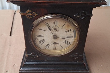 Afbeelding van oude klok in houten kast