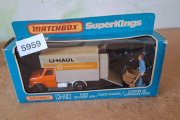 Afbeelding van Matchbox SuperKings, K-29 Ford Delivery Van 'U-Haul' met figuur en steekwagen, 1:43