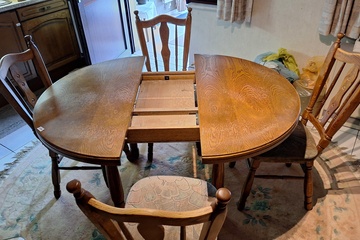 Afbeelding van Uitklapbare eiken keukentafel met 4 stoelen