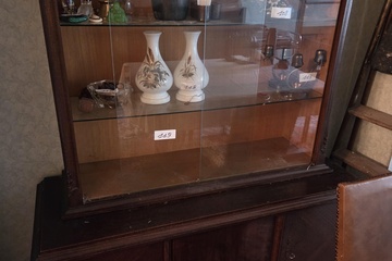 Afbeelding van Klassieke houten vitrinekast met glazen schuifdeuren en een gesloten onderkast, leeg verkocht – Lot 119